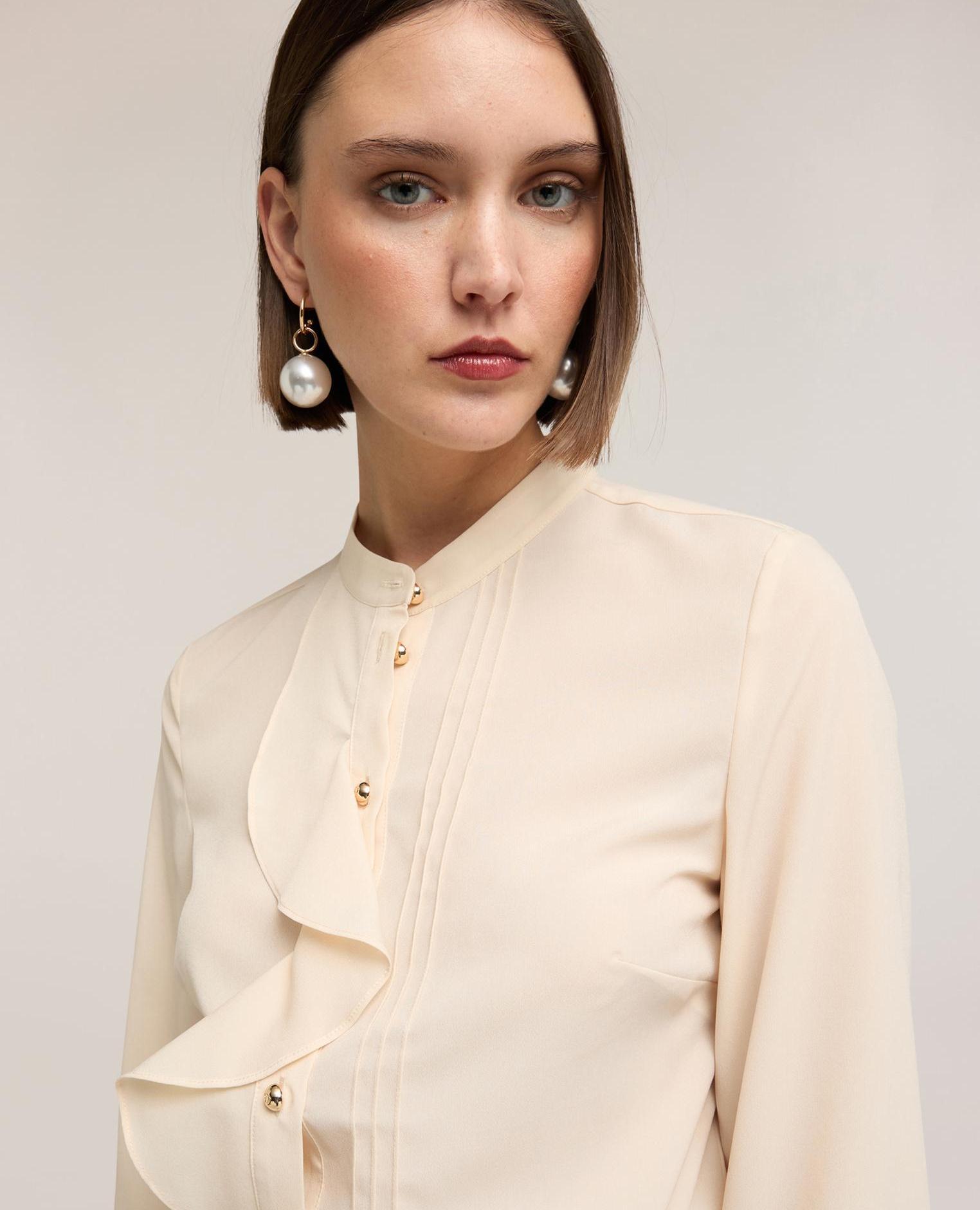 Camisa de mujer en crepé de china con volante ajuste regular escote tipo henley con cierre de botones - Motivi - Beige Beige-4