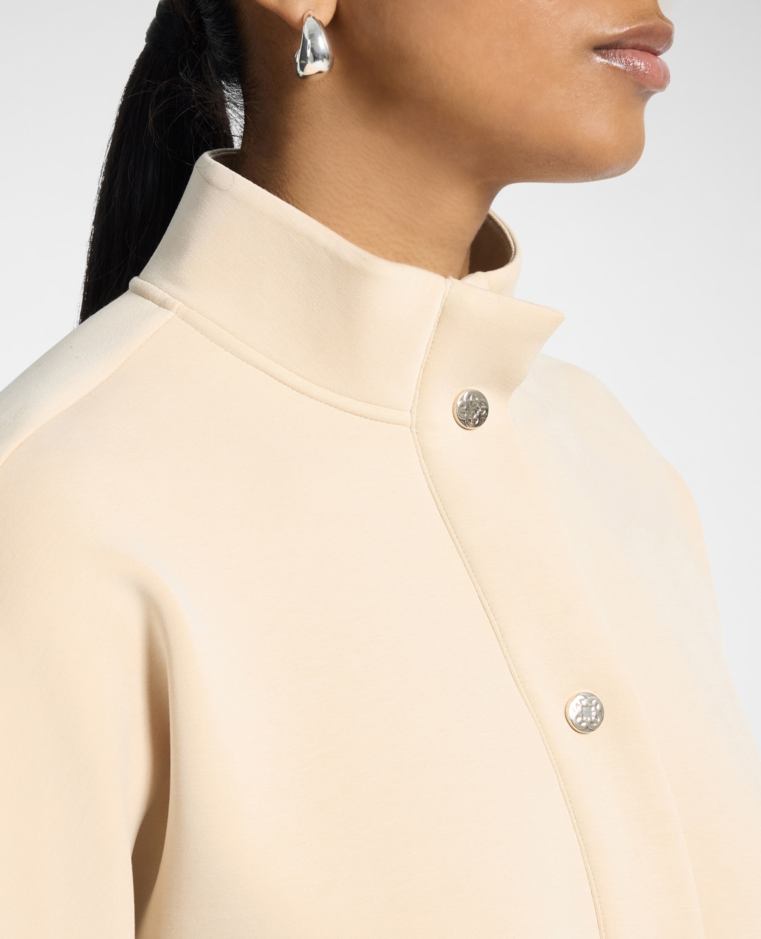 Sudadera de mujer mezcla modal con cuello alto ajuste ligeramente oversize abertura delantera con botones - Elena Miró - Beige Beige-4
