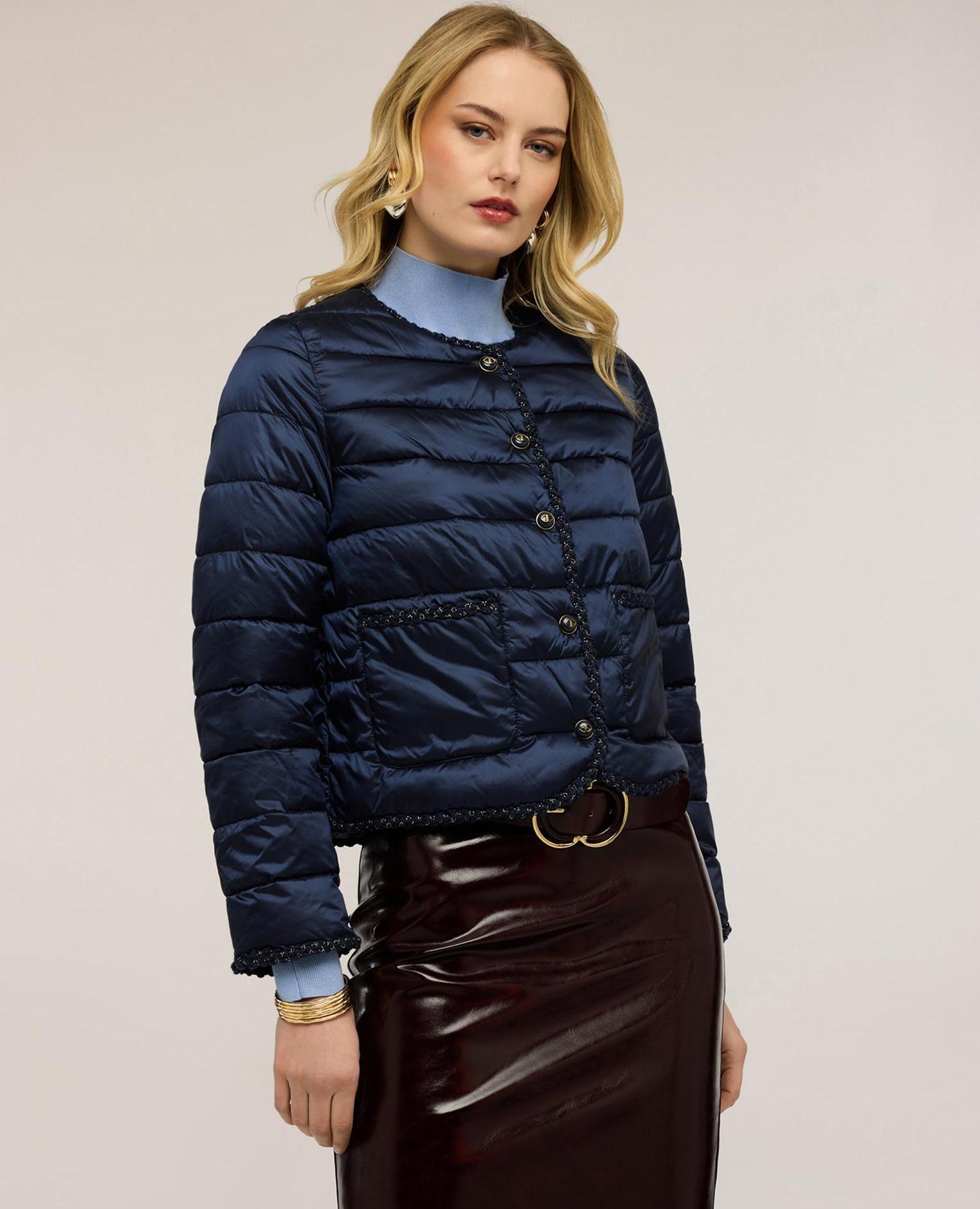 Motivi - Plumífero de mujer lightweight con pasamanería modelo corto con ajuste boxy y cierre con botones de presión.