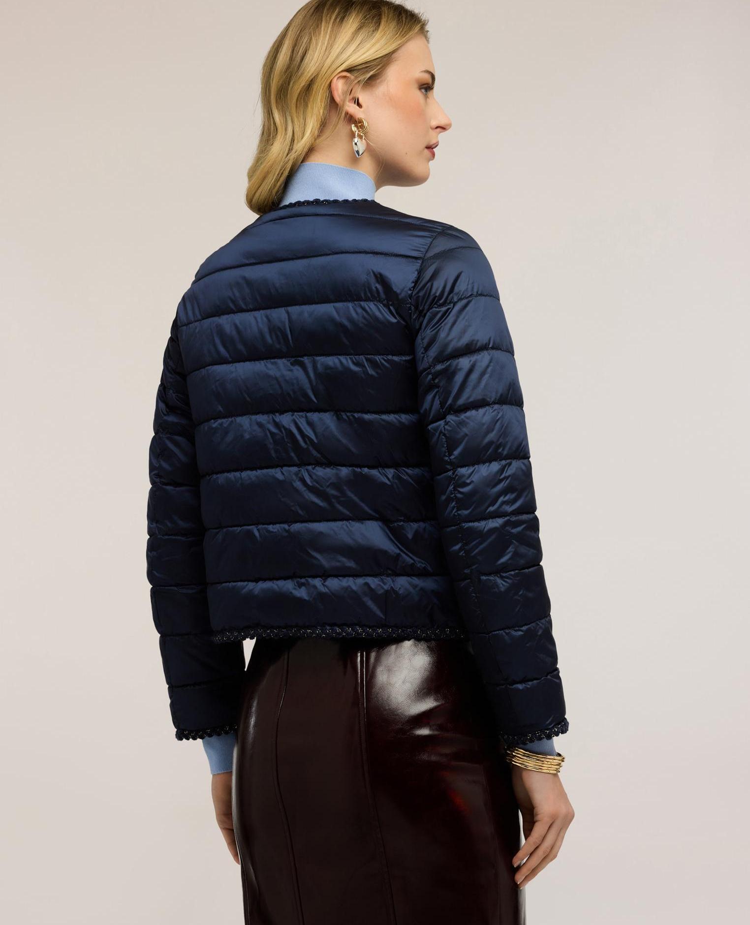 Plumífero de mujer lightweight con pasamanería modelo corto con ajuste boxy y cierre con botones de presión - Motivi - Azul Azul-2