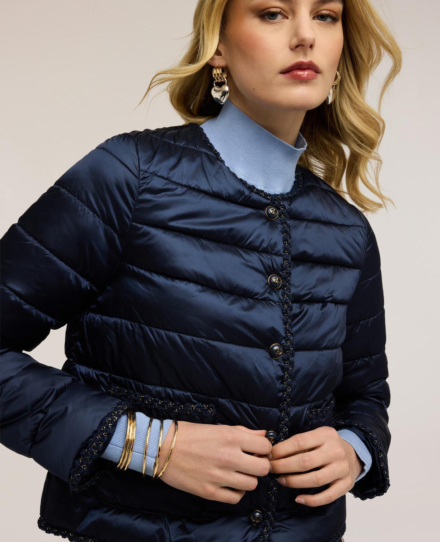 Plumífero de mujer lightweight con pasamanería modelo corto con ajuste boxy y cierre con botones de presión - Motivi - Azul Azul-3