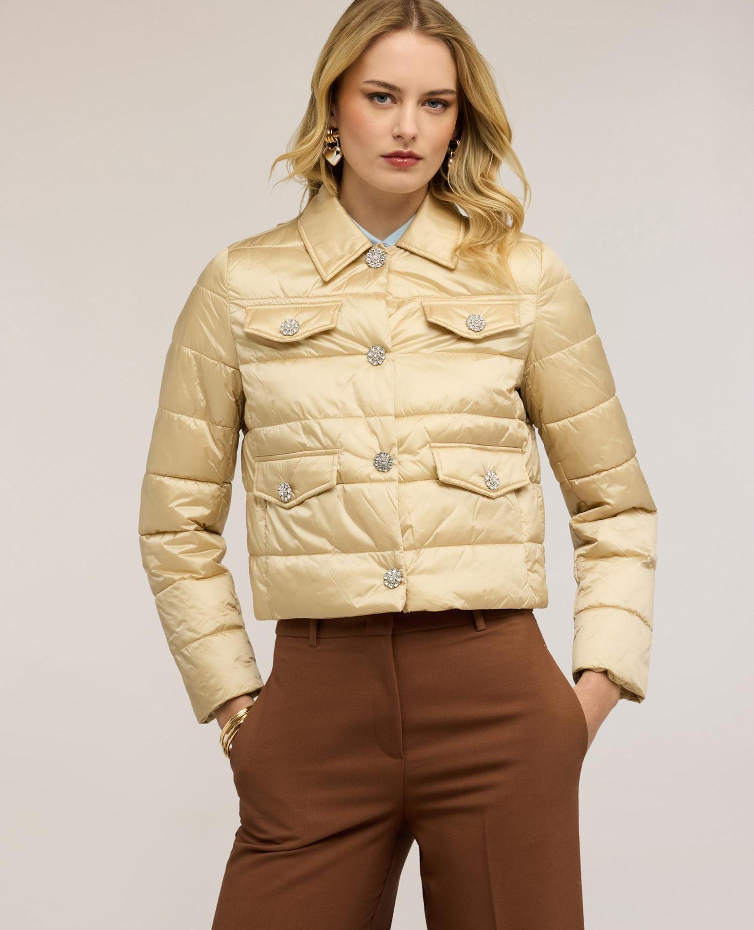 Plumífero de mujer lightweight corto con botones joya modelo corto con ajuste regular cierre frontal con botones de presión joya - Motivi - Beige Beige-3