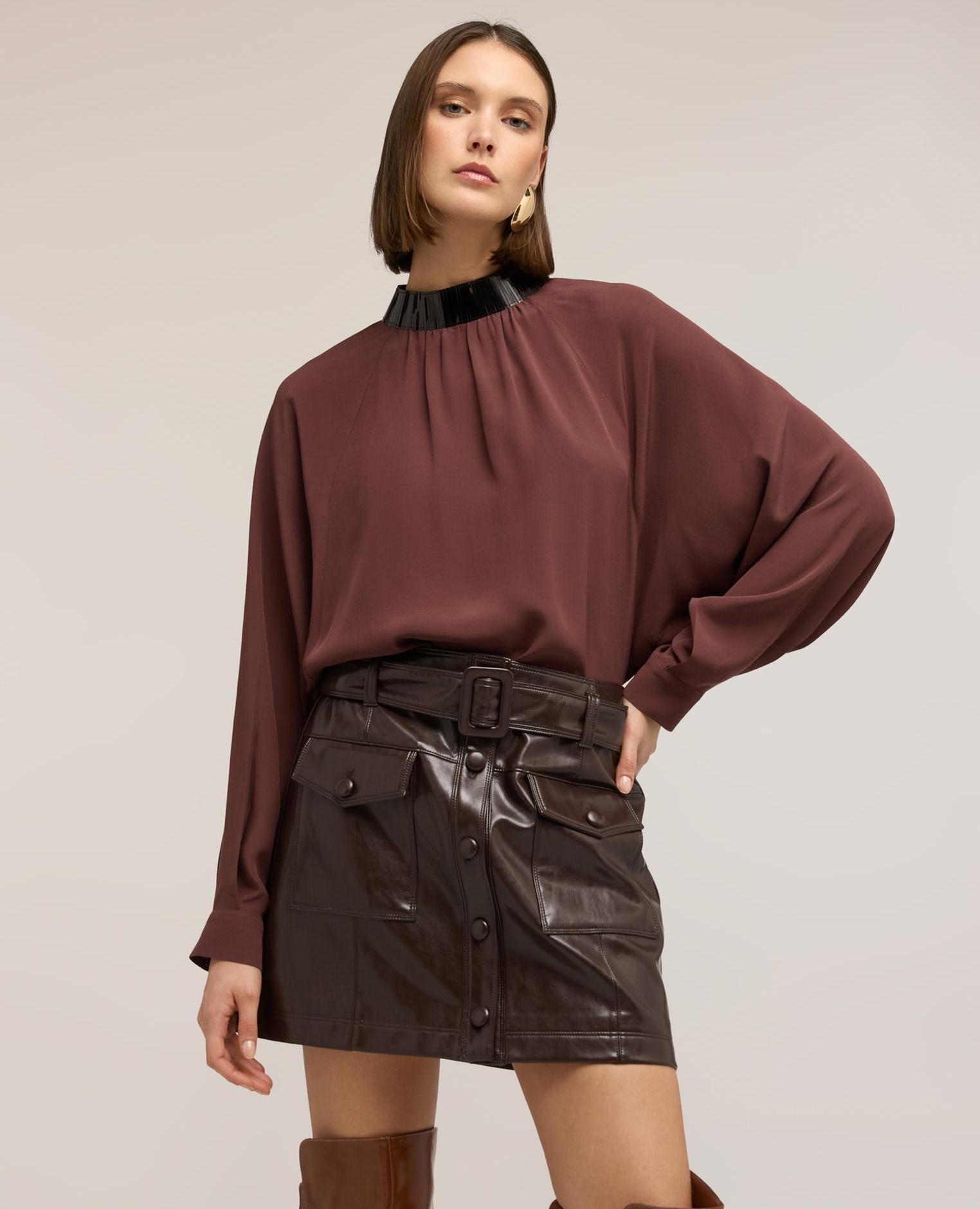 Blusa de mujer fluida con cuello bordado cuello alto decorado con abertura de gota en la espalda - Motivi - Burdeos Burdeos-1