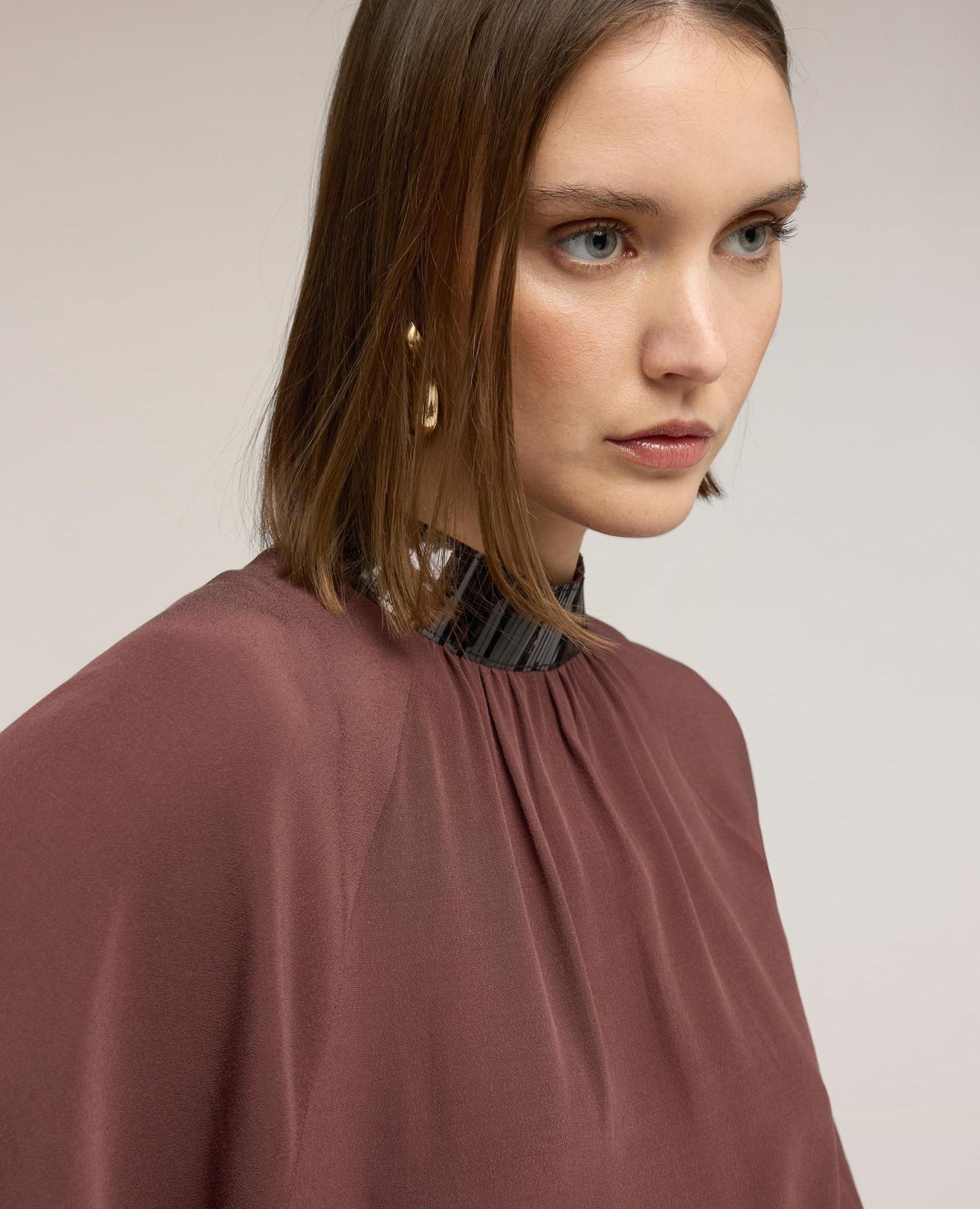 Blusa de mujer fluida con cuello bordado cuello alto decorado con abertura de gota en la espalda - Motivi - Burdeos Burdeos-3