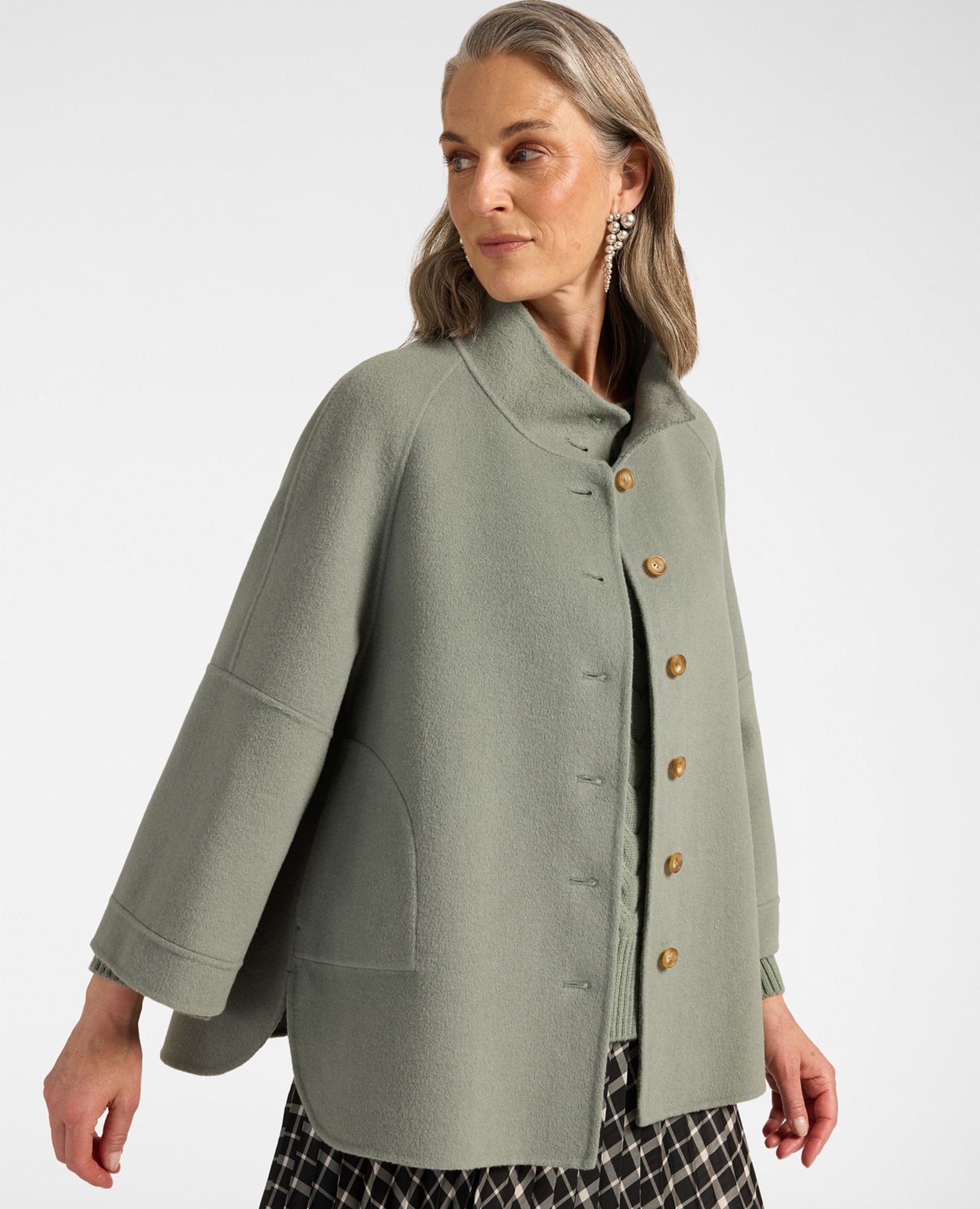 Imagen 0 de Sobrecamisa de mujer en mezcla doble de lana corte evasé con cierre frontal de botones y cuello alto Verde claro