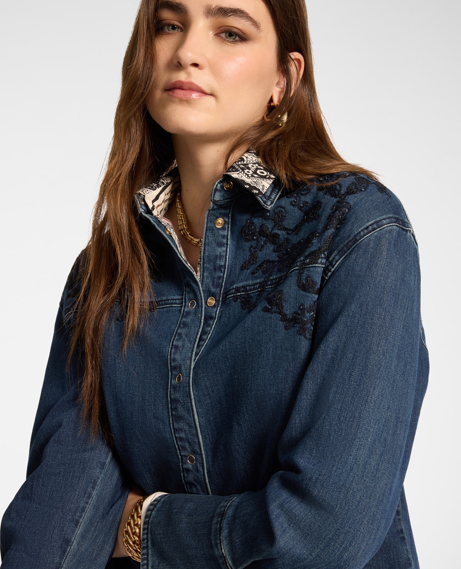 Camisa de mujer larga en denim con bordado modelo largo con ajuste regular cierre con botones - Elena Miró - Azul Azul-4