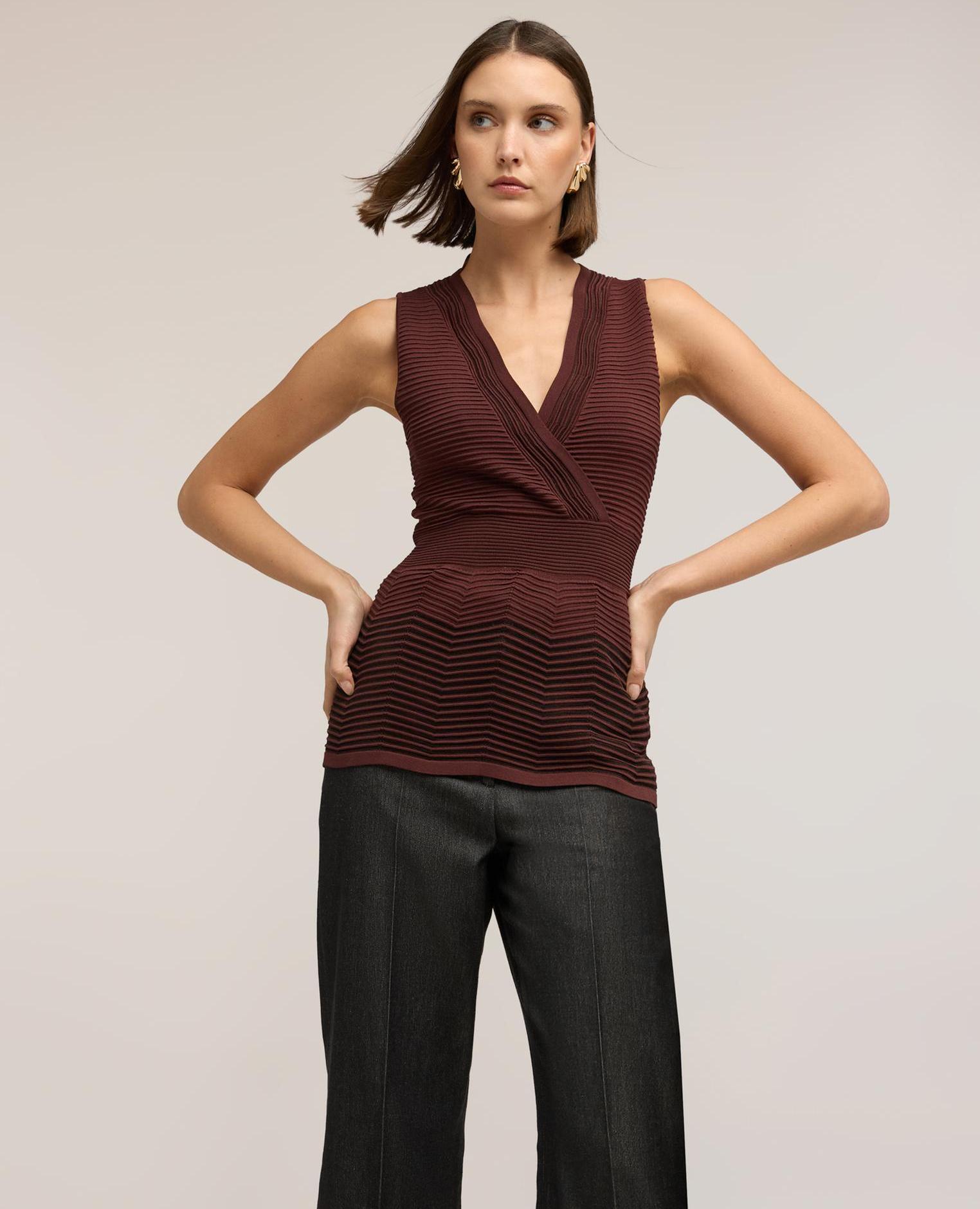 Top de mujer de punto trabajado cuello de pico con motivo cruzado - Motivi - Marrón Marrón-1