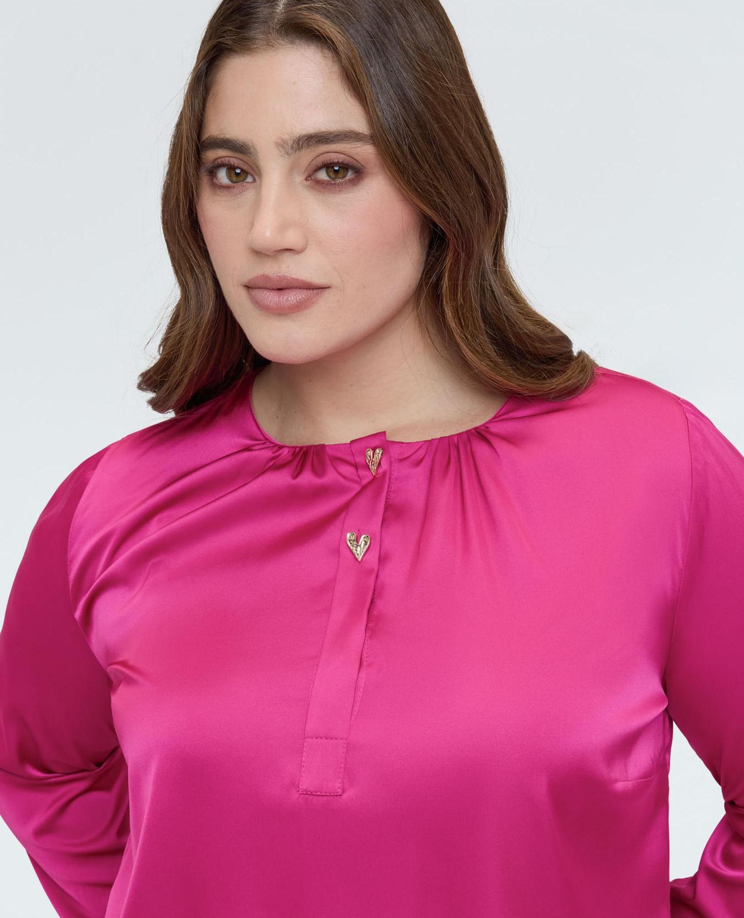 Blusa de mujer de raso con botones en forma de corazón mangas largas con puños reversibles - Fiorella Rubino - Fucsia Fucsia-3