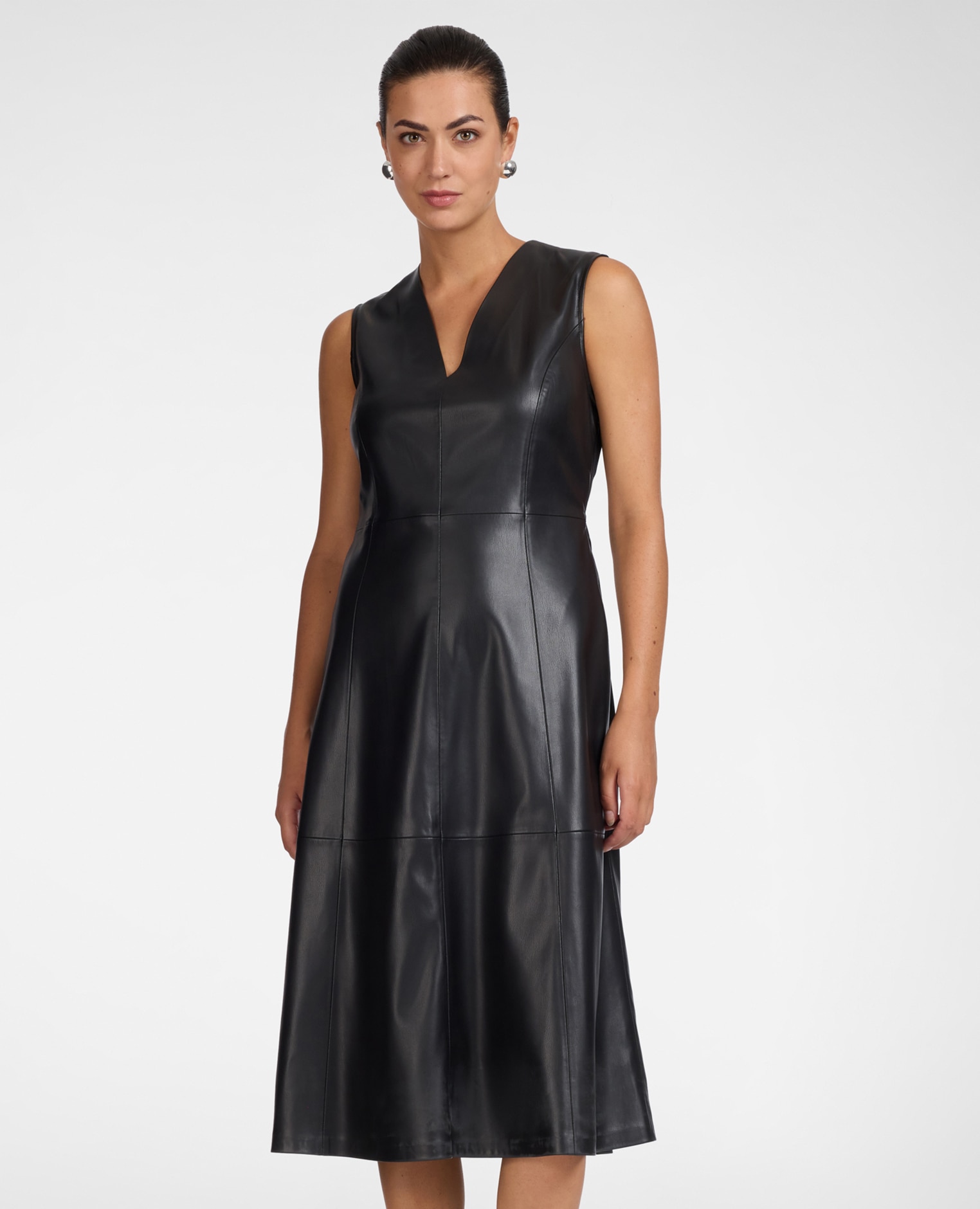 Imagen 0 de Vestido en a en tejido revestido largo midi con escote en v y cierre con cremallera Negro
