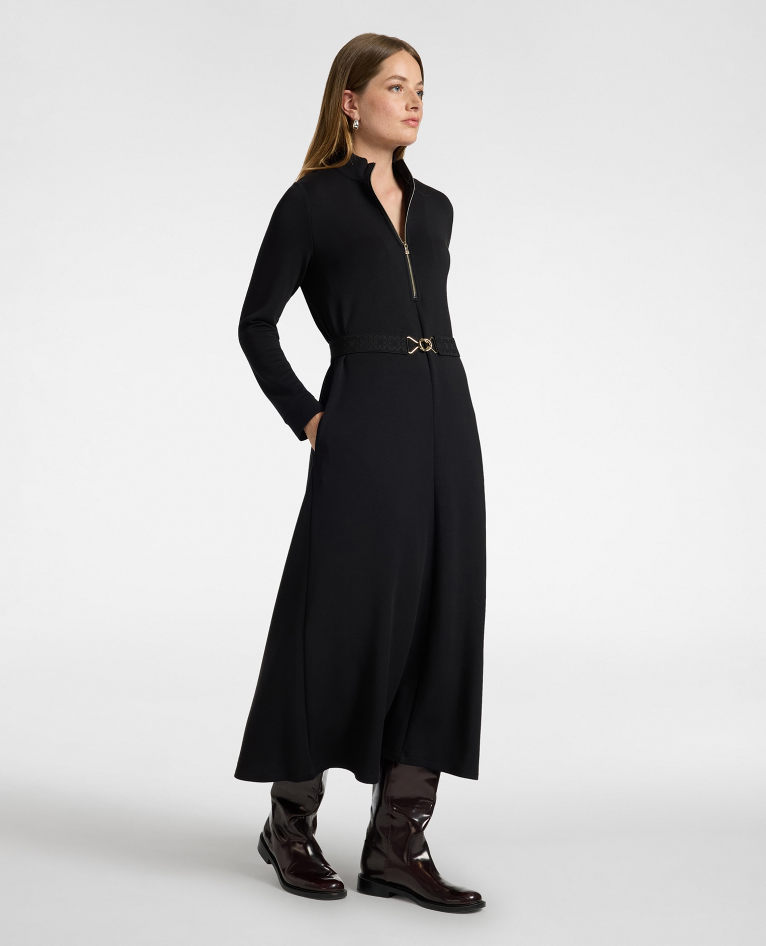 Vestido en scuba con cinturón cuello alto con cierre de cremallera frontal cinturón en la cintura con hebilla decorativa - Elena Miró - Negro Negro-3