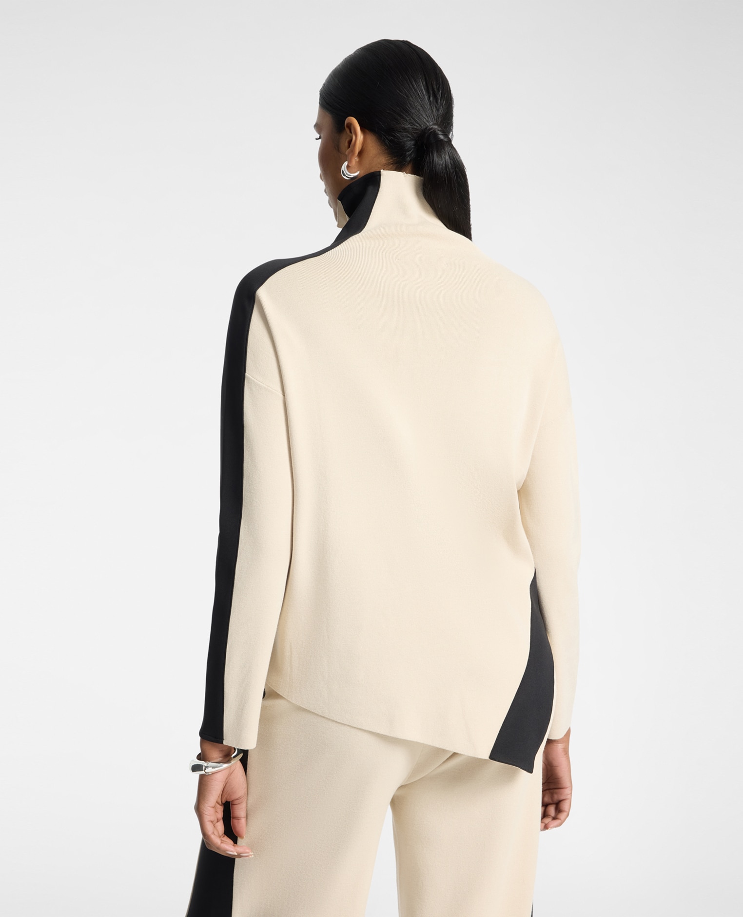 Jersey de mujer de cuello alto con borde asimétrico línea en a longitud media - Elena Miró - Beige Beige-2