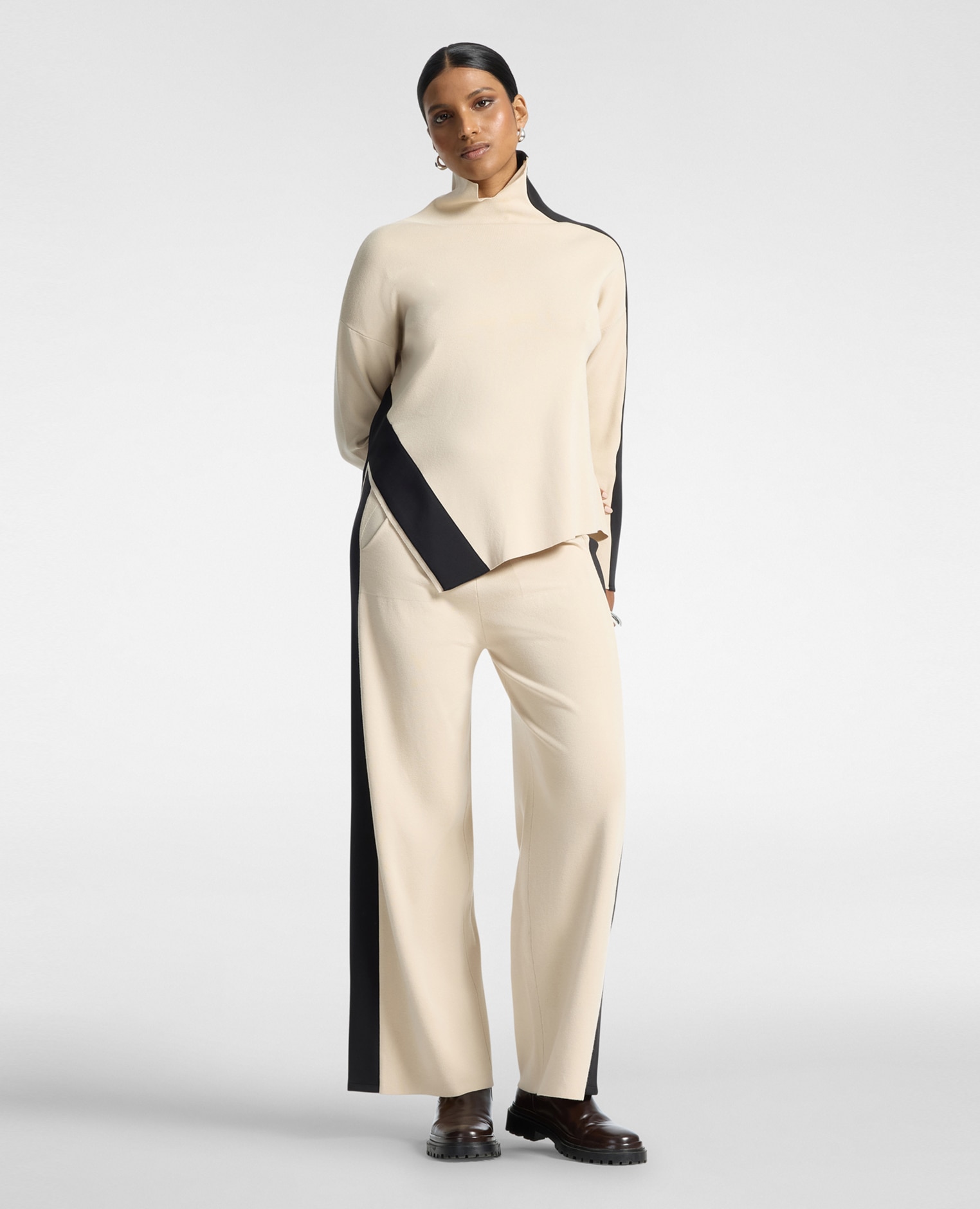 Jersey de mujer de cuello alto con borde asimétrico línea en a longitud media - Elena Miró - Beige Beige-3