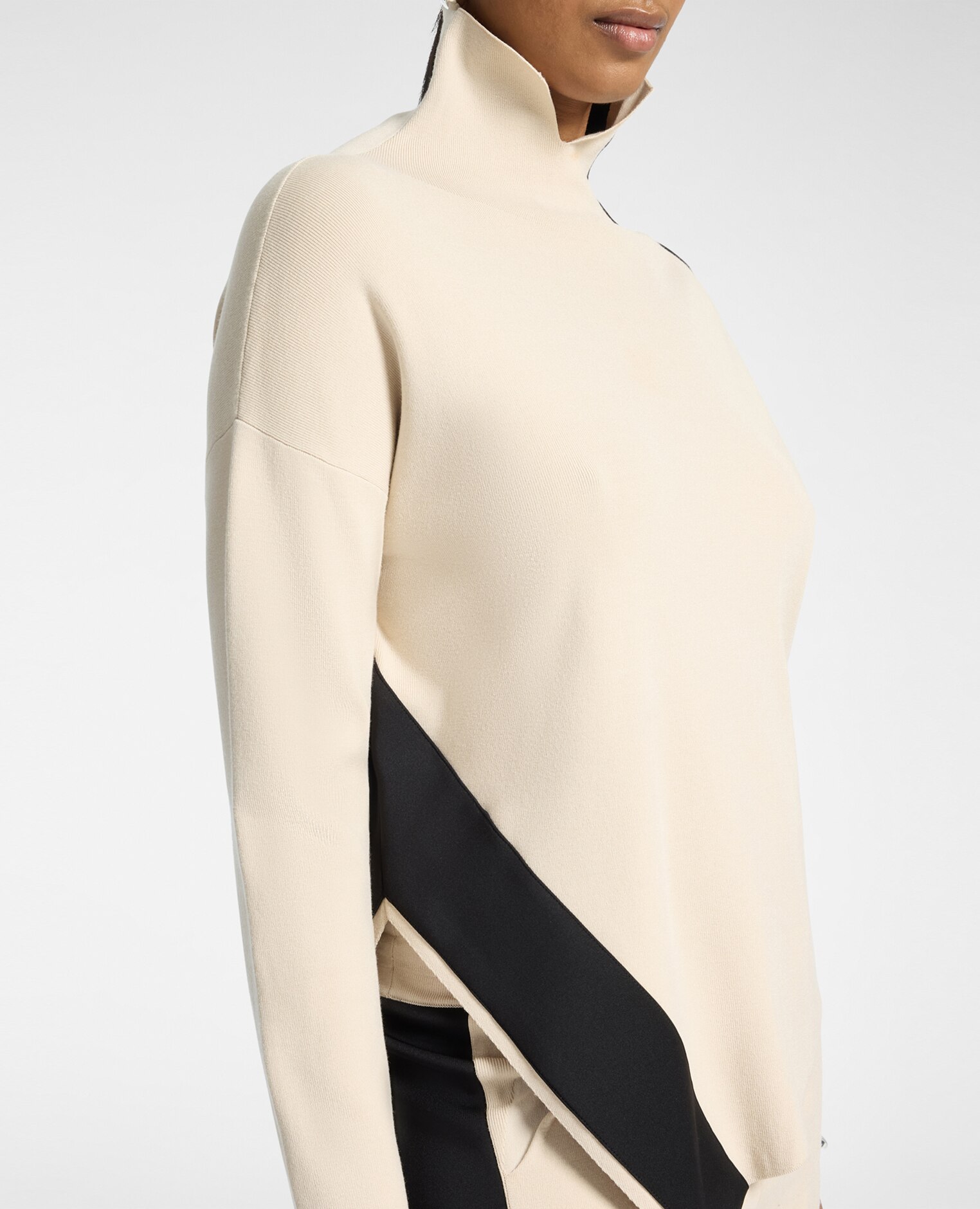Jersey de mujer de cuello alto con borde asimétrico línea en a longitud media - Elena Miró - Beige Beige-4