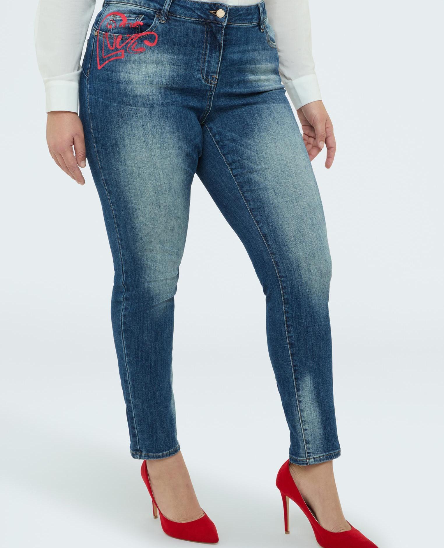 Fiorella Rubino - Vaqueros de mujer skinny con corazón y texto amour.