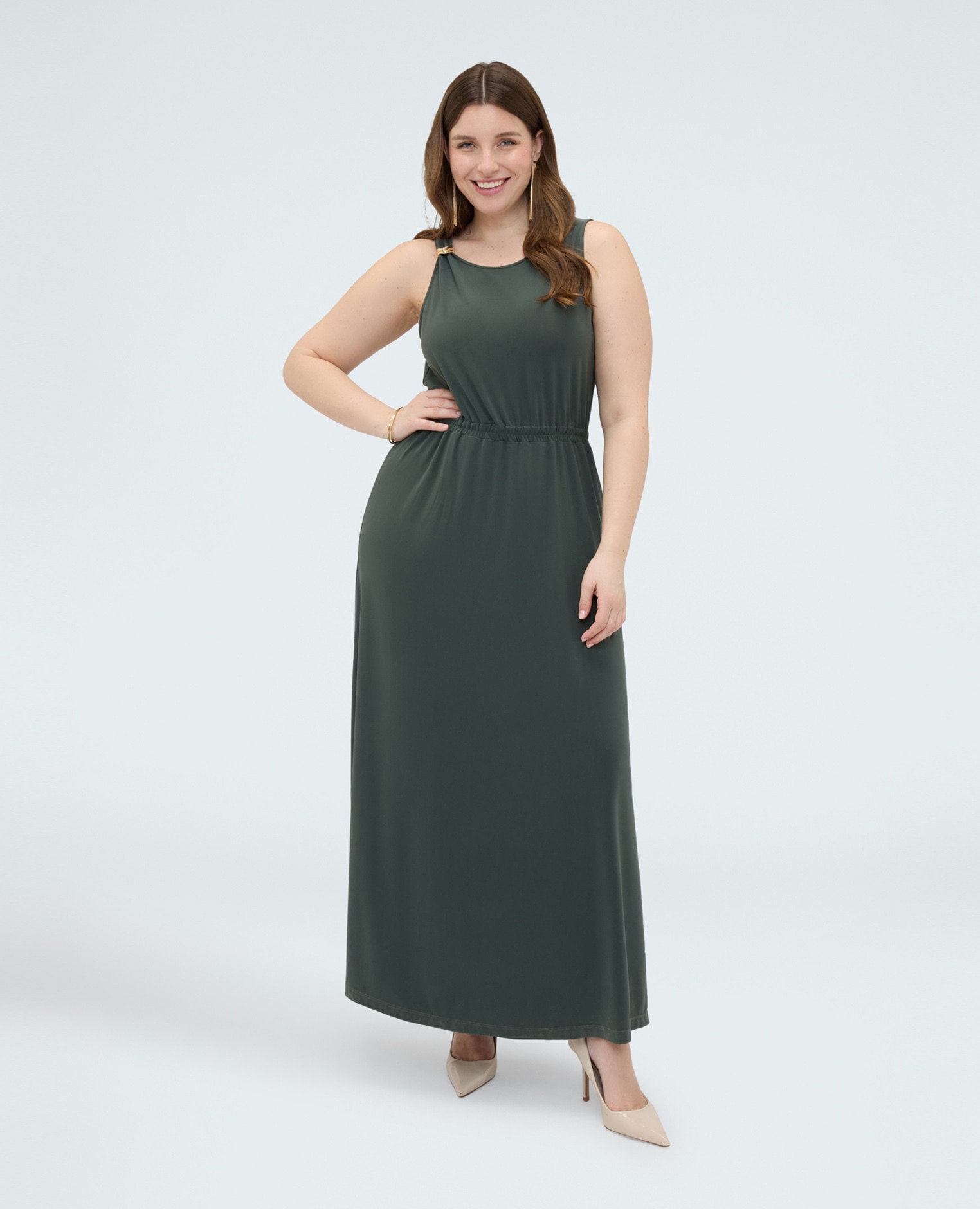 Vestido largo de punto con escote en la espalda detalle dorado para gestionar como quieras - Fiorella Rubino - Verde militar Verde militar-1