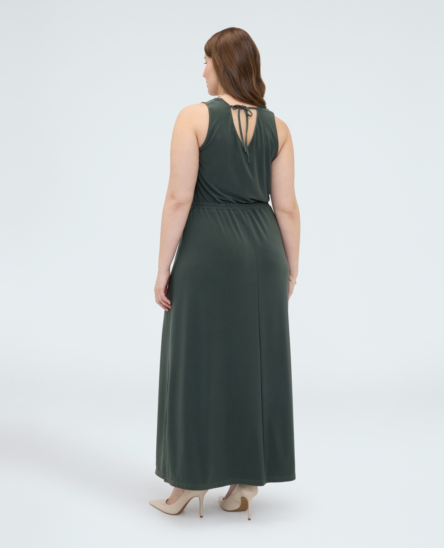 Vestido largo de punto con escote en la espalda detalle dorado para gestionar como quieras - Fiorella Rubino - Verde militar Verde militar-2