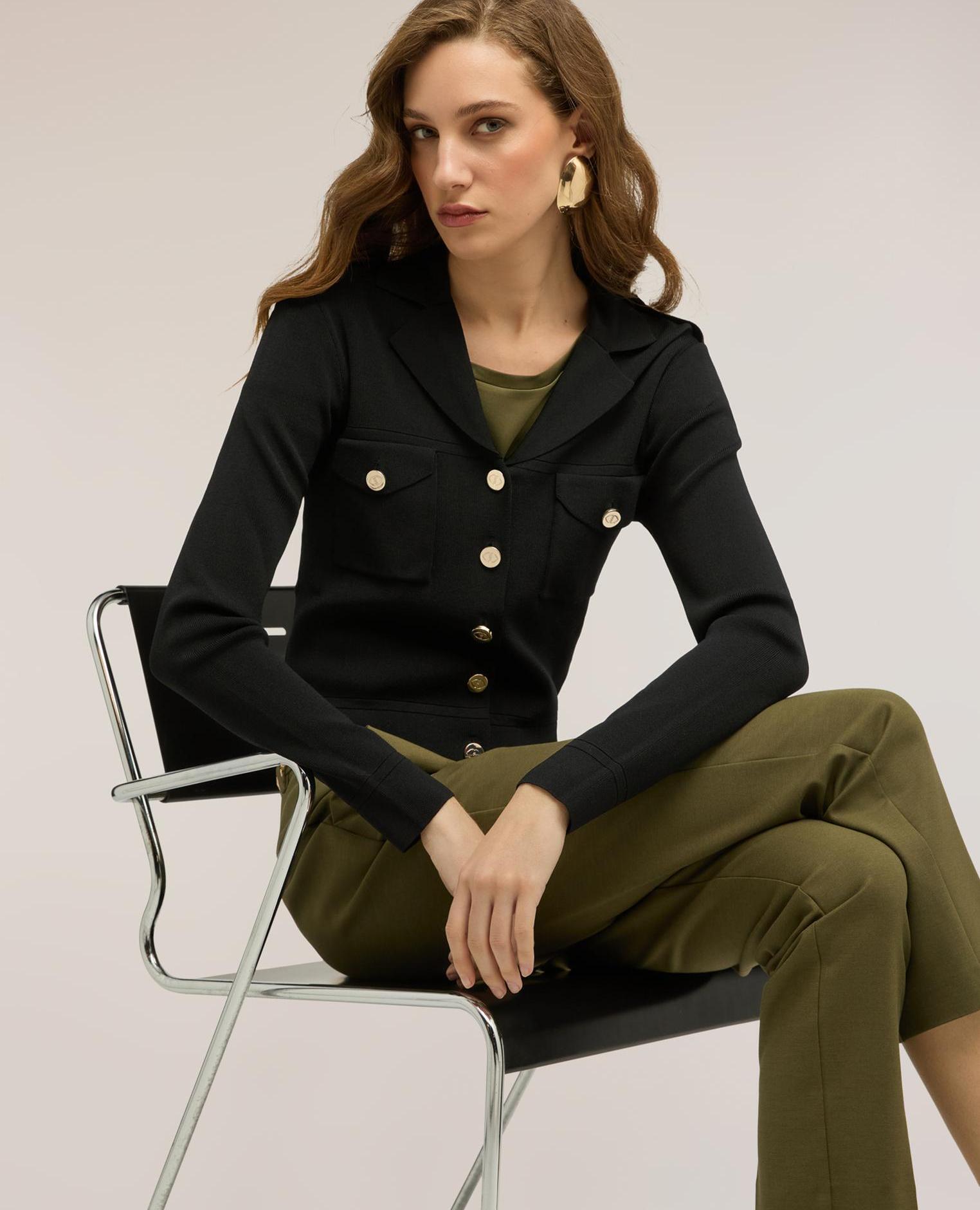 Chaqueta de mujer de punto corta dos bolsillos aplicados en el pecho con solapa y botón - Motivi - Negro Negro-3