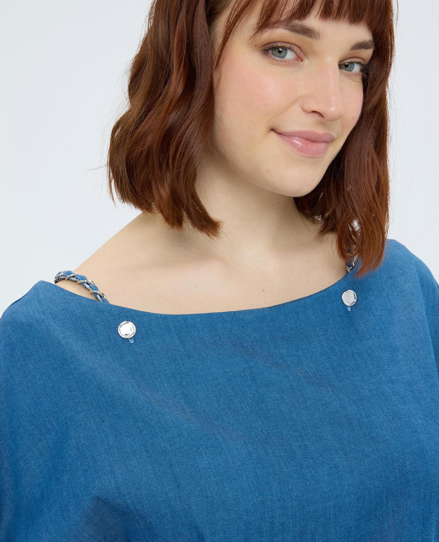 Blusa de mujer con escote barco en tencel cadenitas decorativas en el escote - Fiorella Rubino - Azul Azul-3
