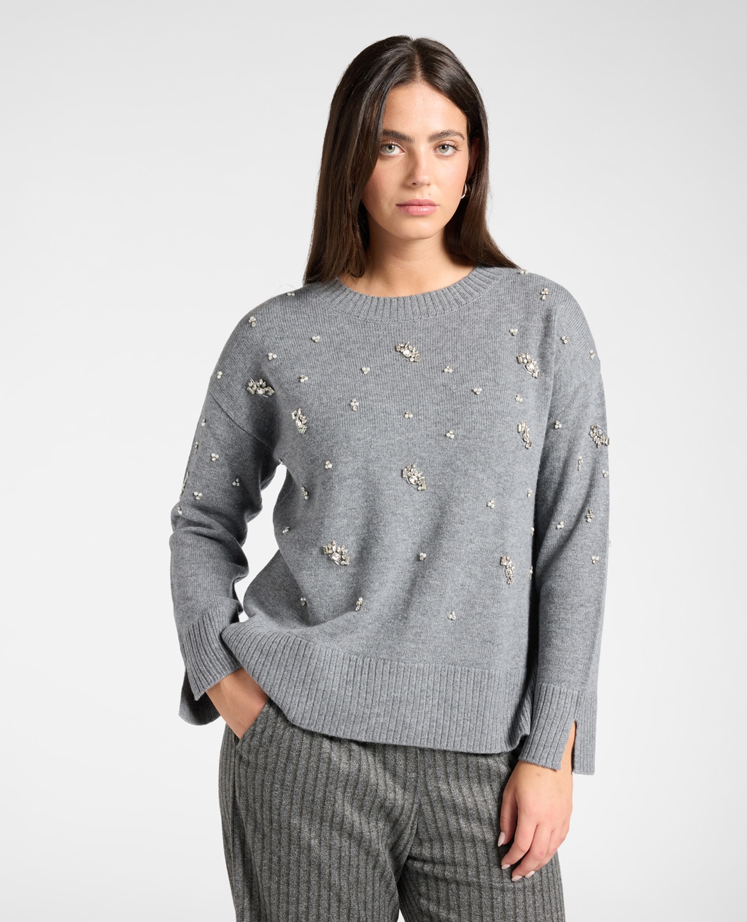 Imagen 0 de Jersey de mujer de cuello redondo en pura lana con bordado ajuste boxy y largo medio Gris