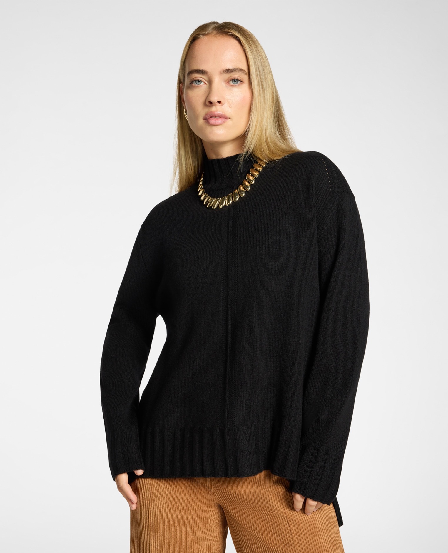 Imagen 0 de Jersey de mujer de cuello alto en pura lana ajuste boxy y largo medio Negro