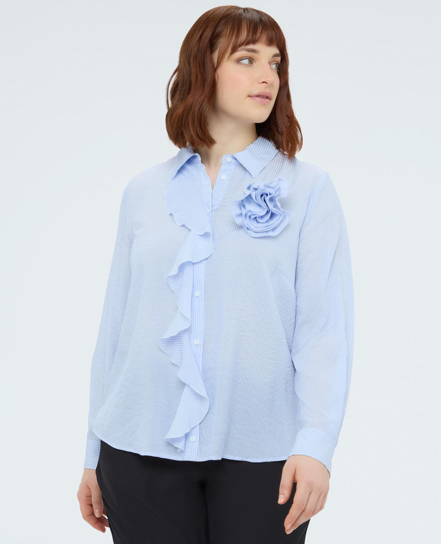 Camisa de mujer con volantes y flor y cierre con botones - Fiorella Rubino - Azul claro Azul claro-1