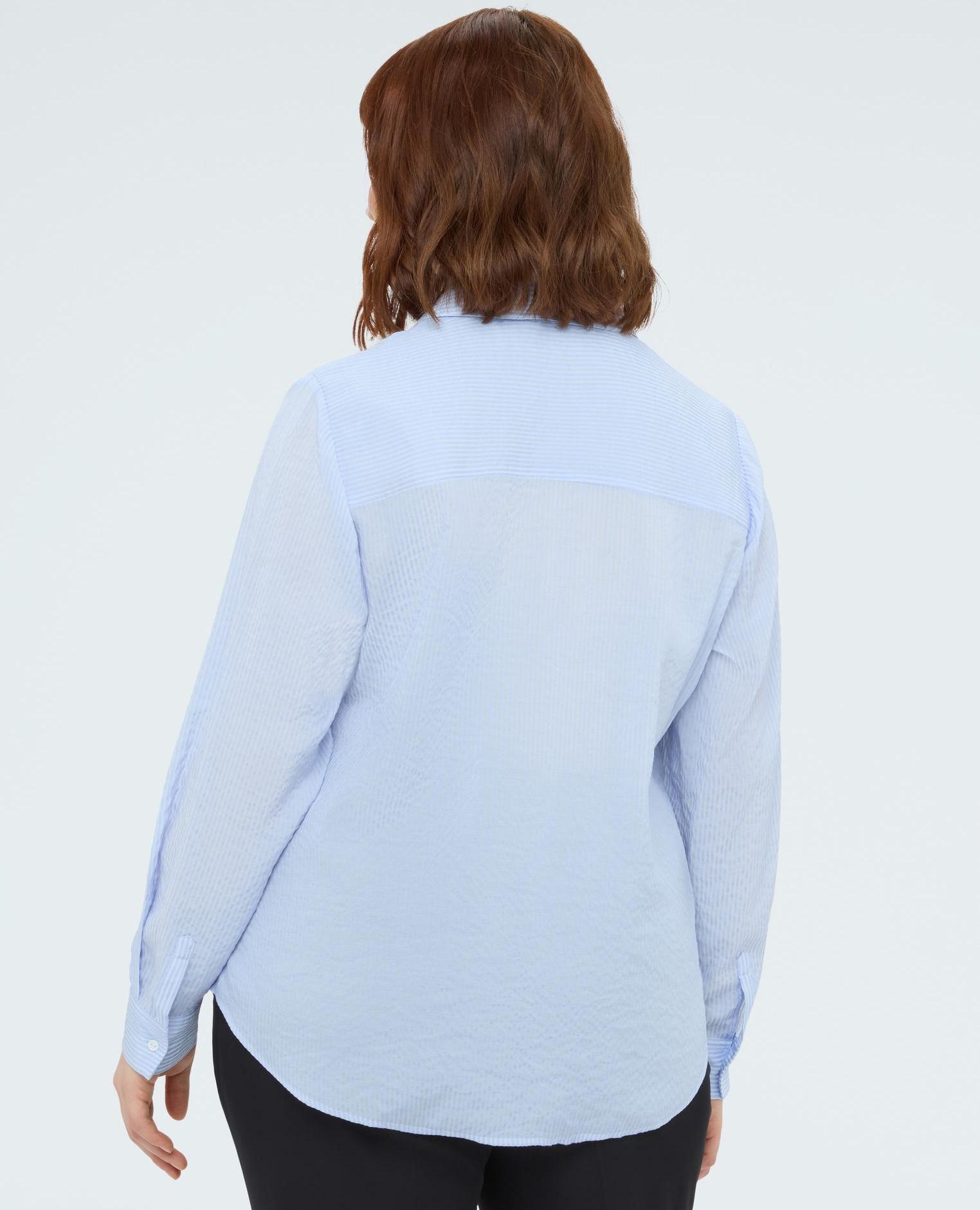 Camisa de mujer con volantes y flor y cierre con botones - Fiorella Rubino - Azul claro Azul claro-2