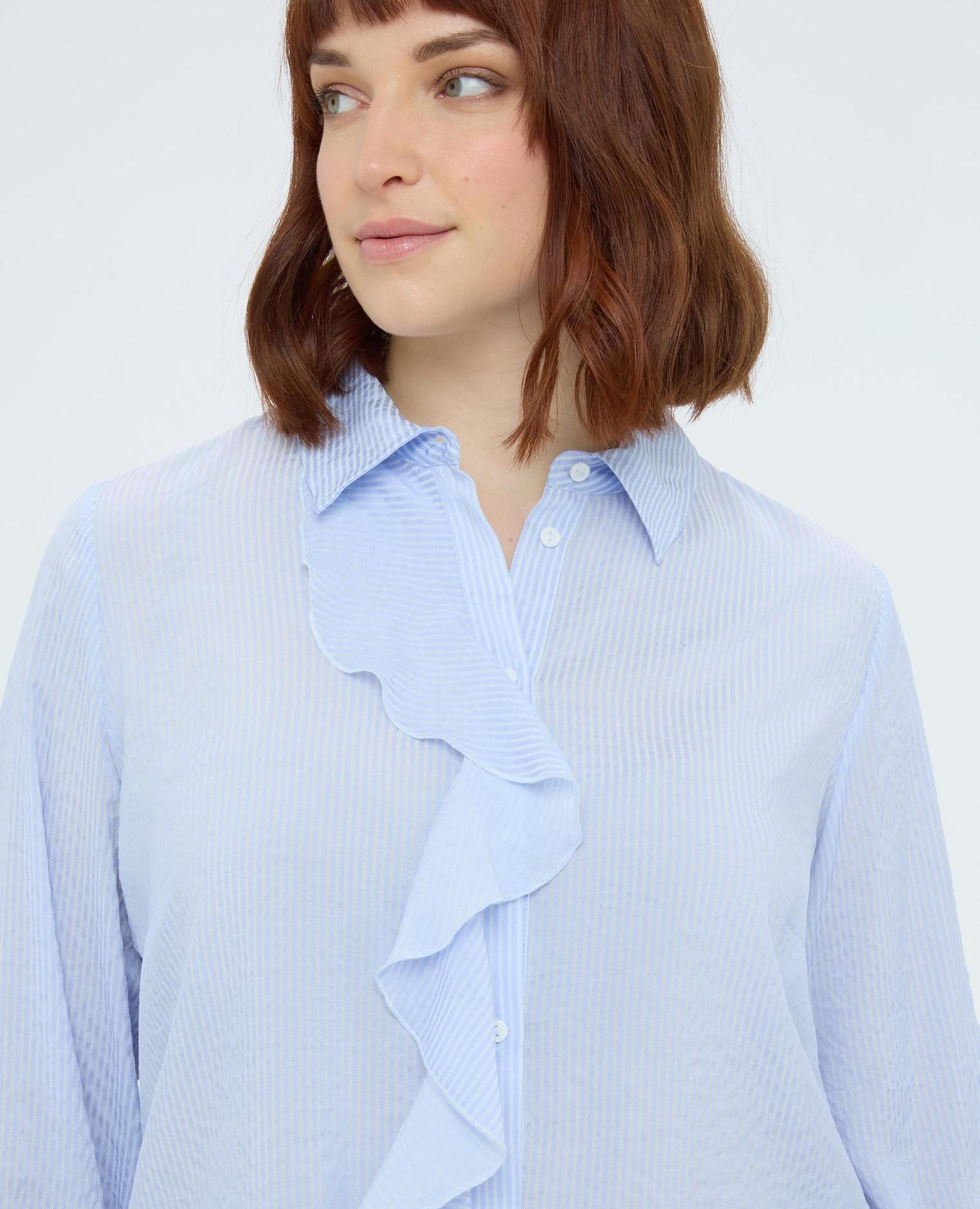 Camisa de mujer con volantes y flor y cierre con botones - Fiorella Rubino - Azul claro Azul claro-4