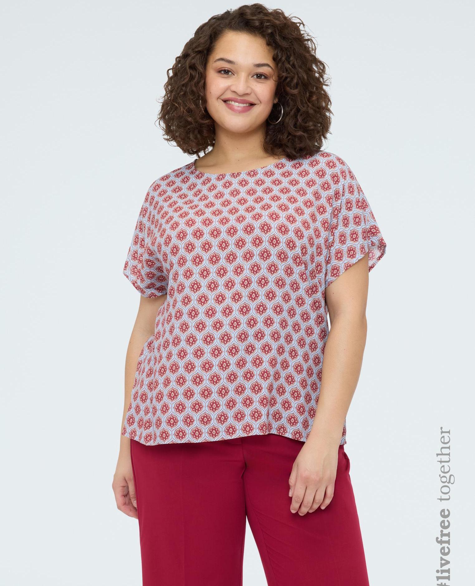 Blusa de mujer kimono con estampado geométrico all over y ajuste cómodo - Fiorella Rubino - Burdeos Burdeos-1