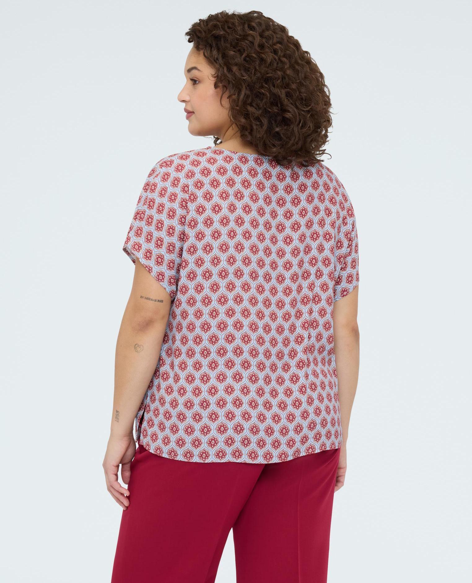 Blusa de mujer kimono con estampado geométrico all over y ajuste cómodo - Fiorella Rubino - Burdeos Burdeos-2