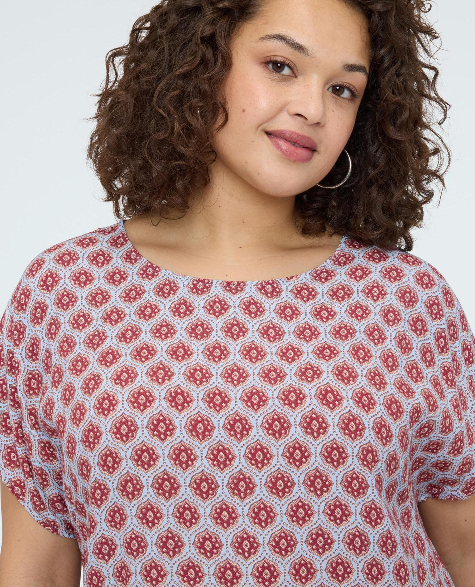Blusa de mujer kimono con estampado geométrico all over y ajuste cómodo - Fiorella Rubino - Burdeos Burdeos-3
