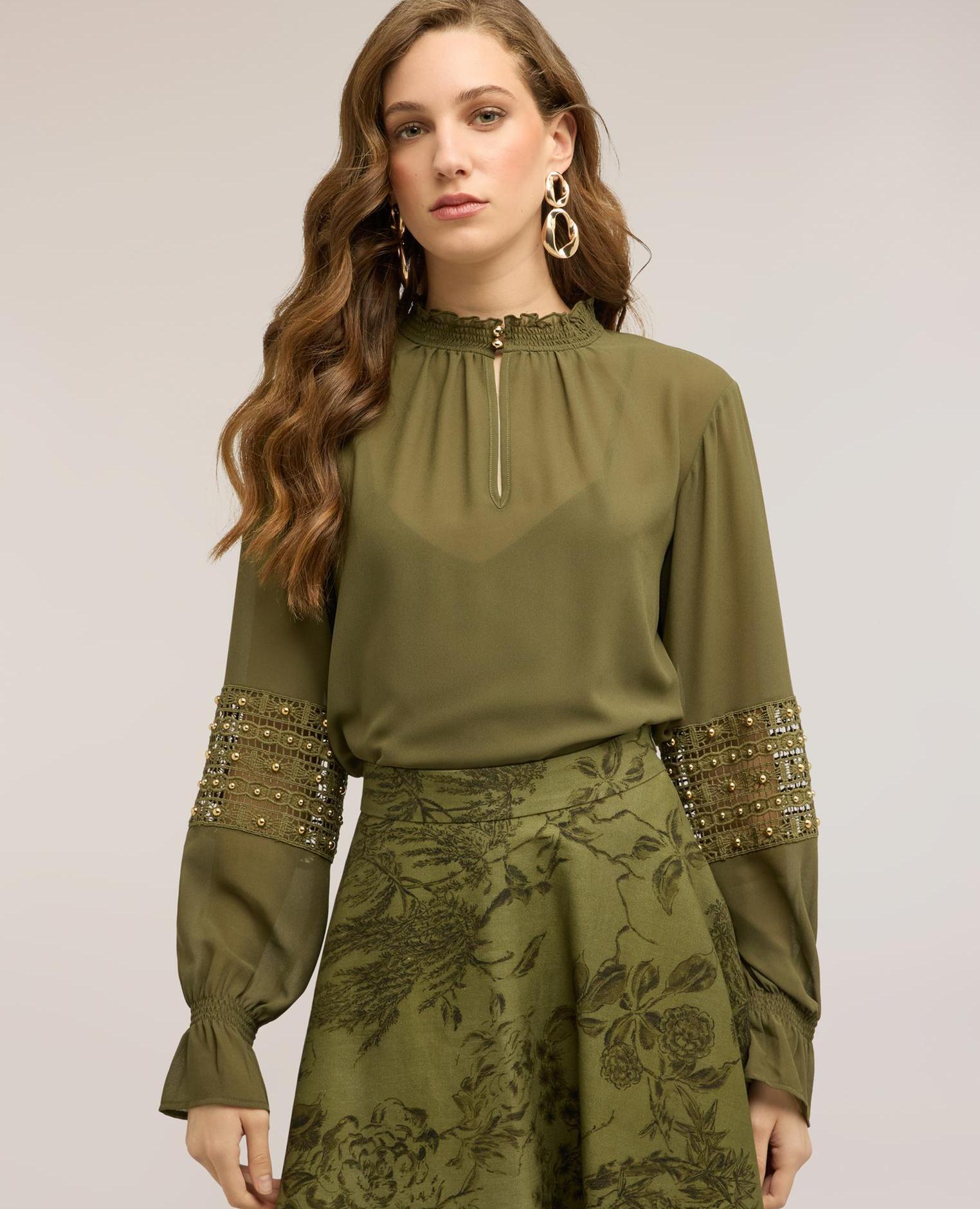Blusa de mujer de georgette con mangas bordadas cuello mao con pespuntes smock - Motivi - Verde militar Verde militar-1
