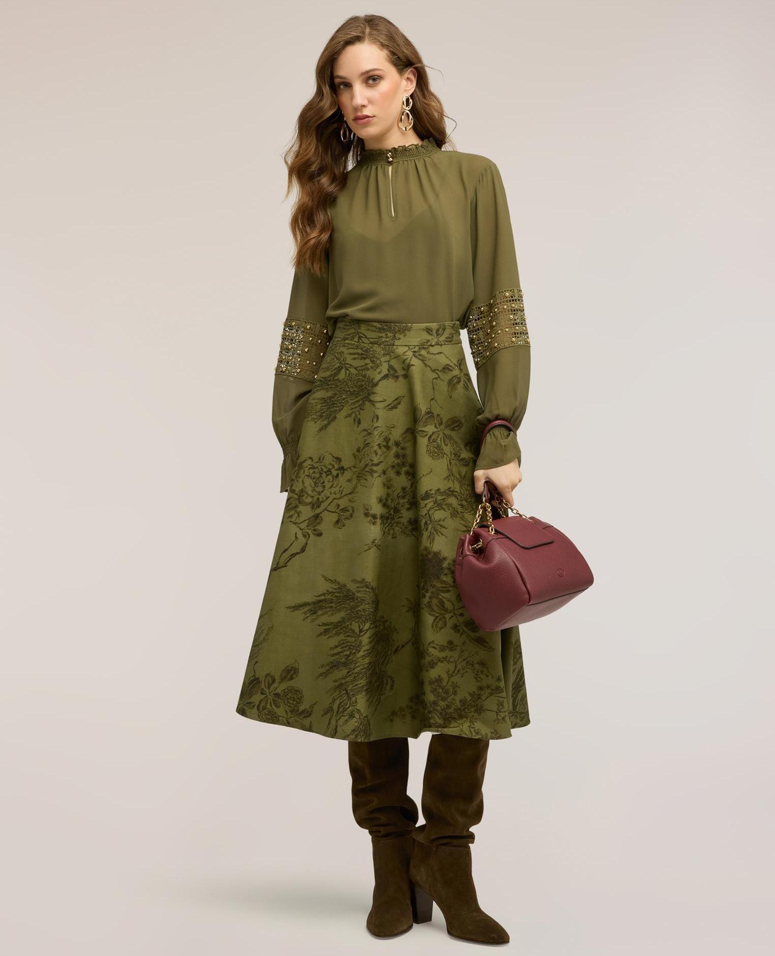Blusa de mujer de georgette con mangas bordadas cuello mao con pespuntes smock - Motivi - Verde militar Verde militar-3