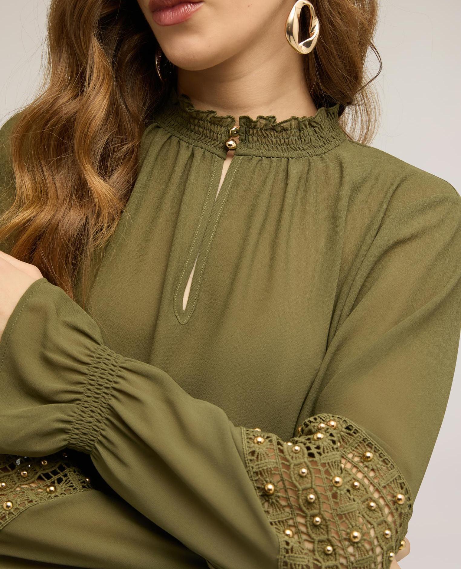 Blusa de mujer de georgette con mangas bordadas cuello mao con pespuntes smock - Motivi - Verde militar Verde militar-4