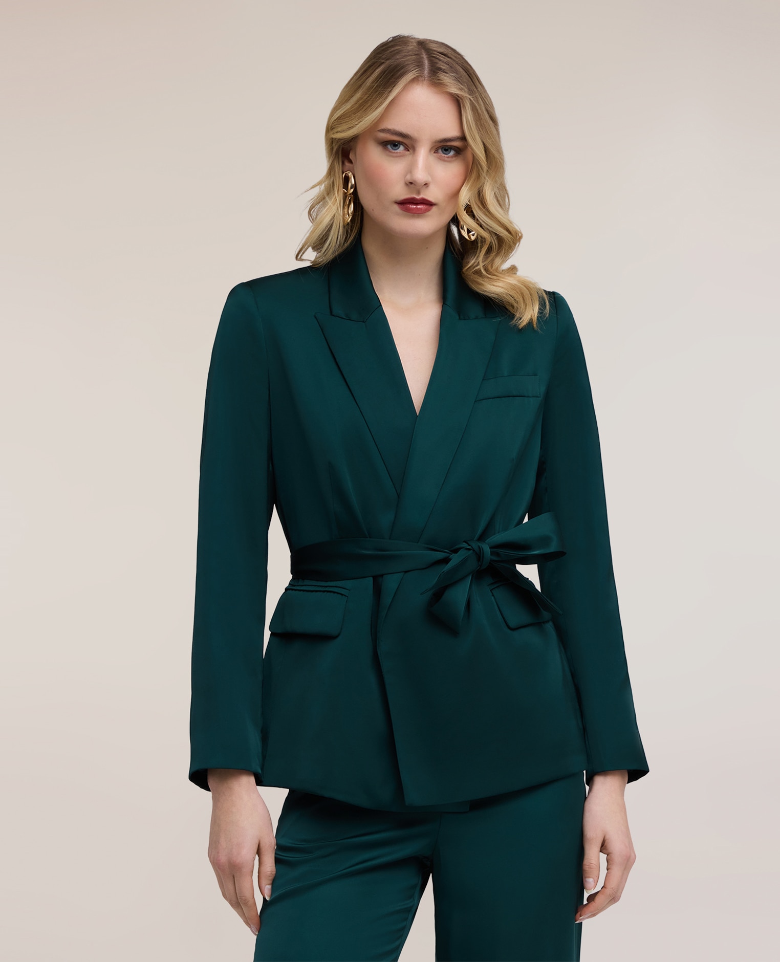 Chaqueta de mujer fluida de raso con cinturón ajuste regular largo medio Verde Motivi Verde-1