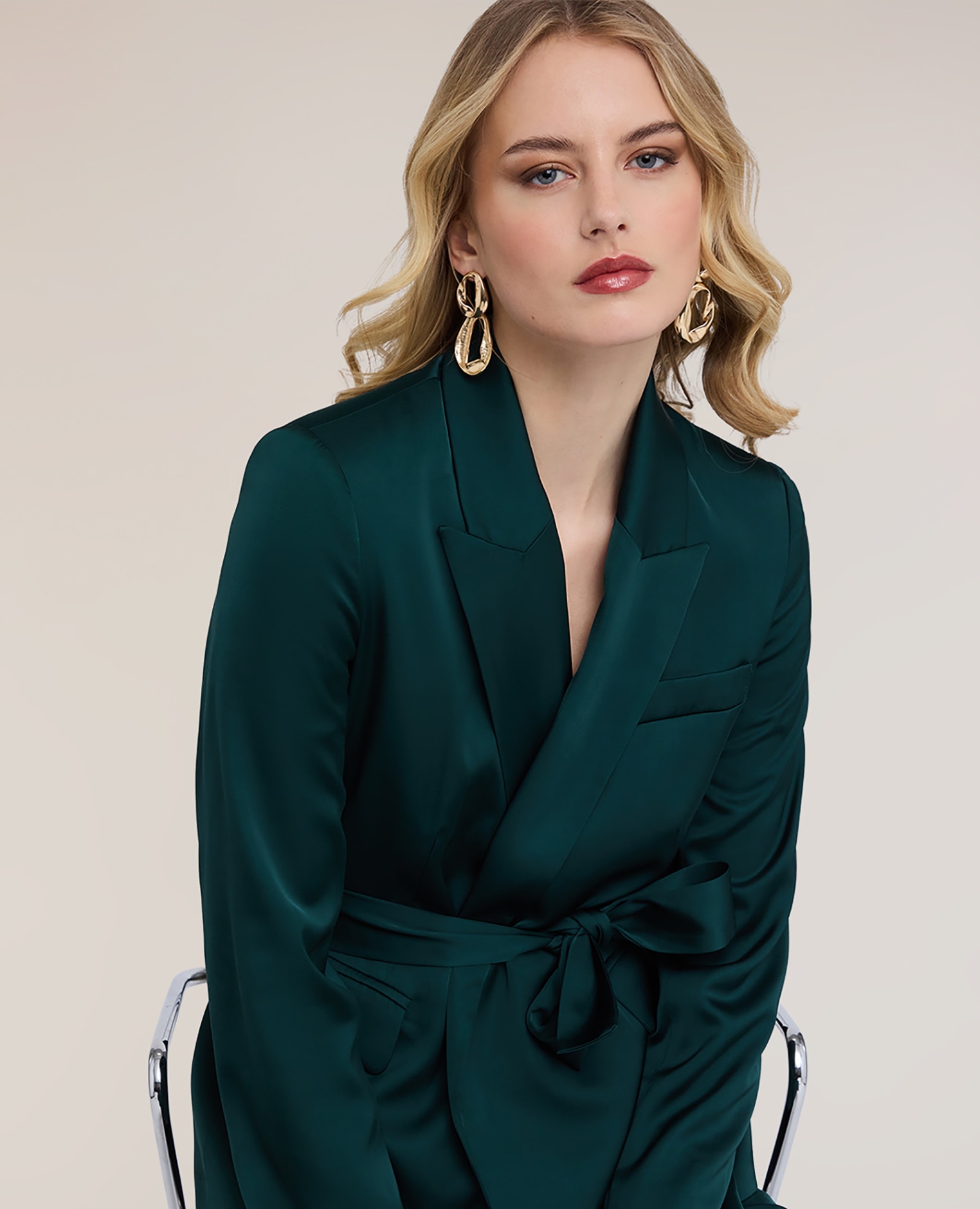 Chaqueta de mujer fluida de raso con cinturón ajuste regular largo medio Verde Motivi Verde-4
