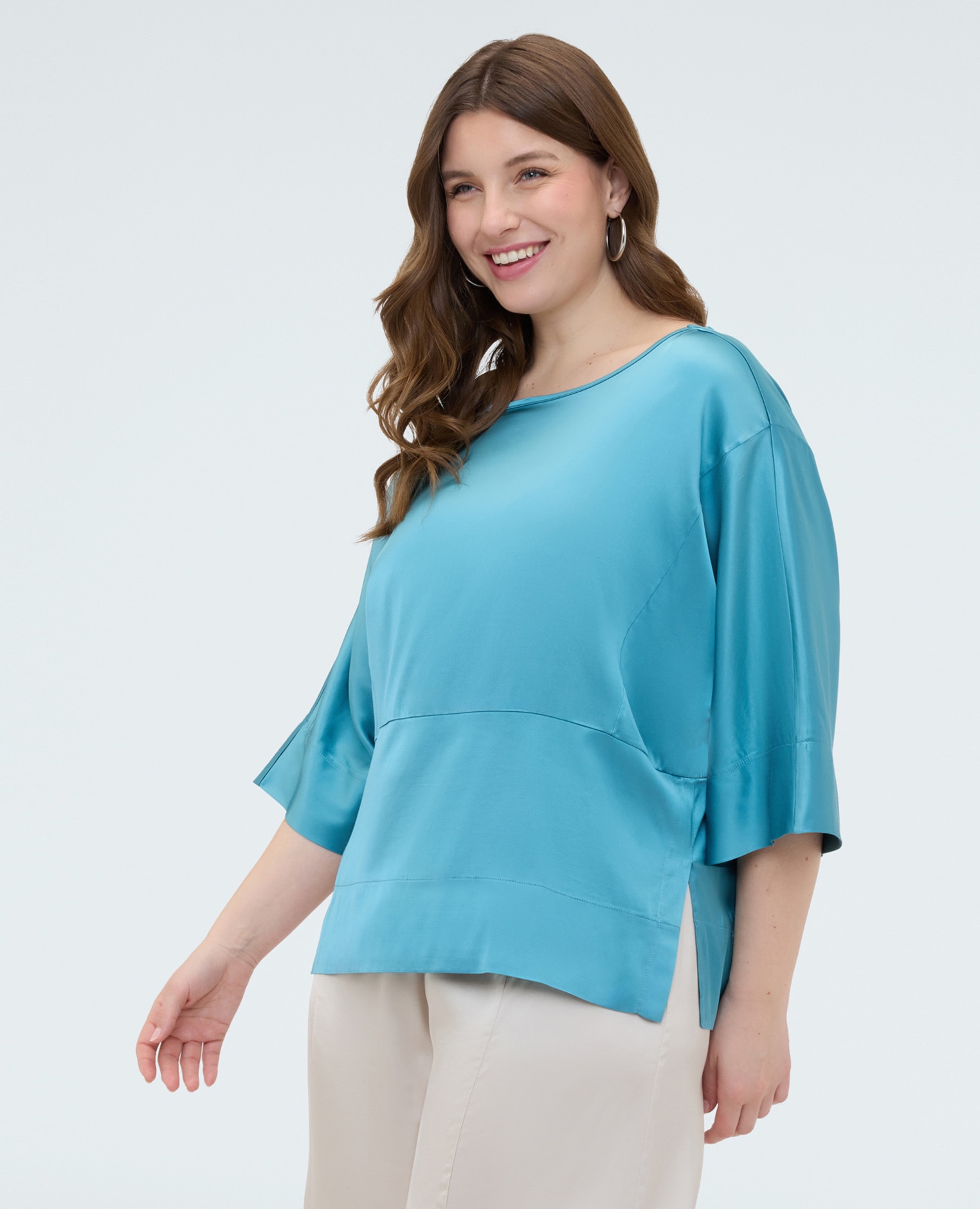 Blusa de mujer de raso con escote barco para una sensación agradable en la piel - Fiorella Rubino - Azul claro Azul claro-1
