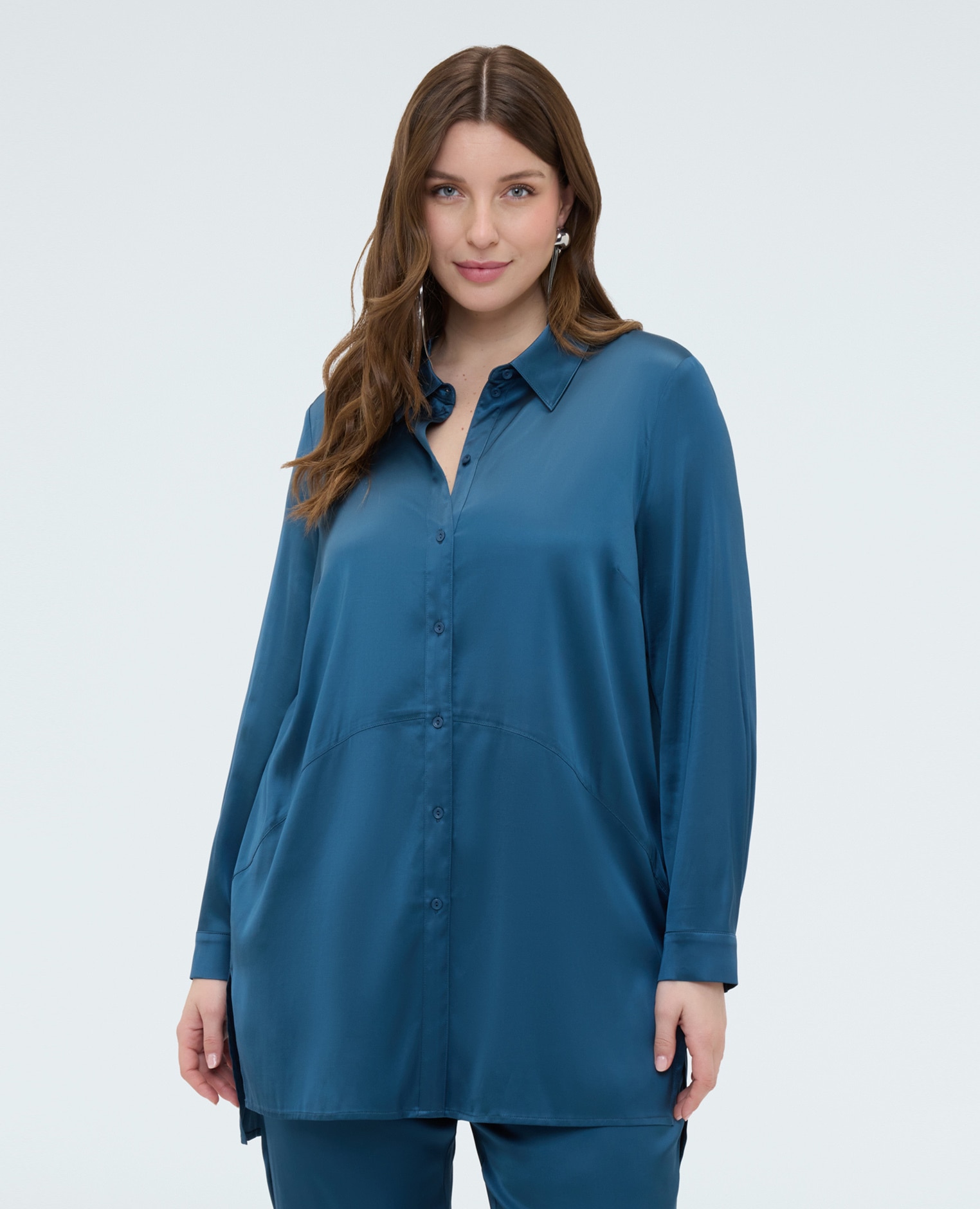 Fiorella Rubino - Camisa de mujer en raso stretch línea amplia y suave para el máximo confort.