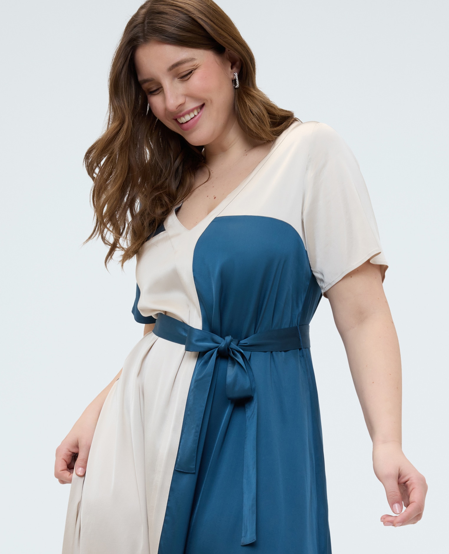 Vestido en raso stretch con cinturón falda flare amplia - Fiorella Rubino - Turquesa Turquesa-4