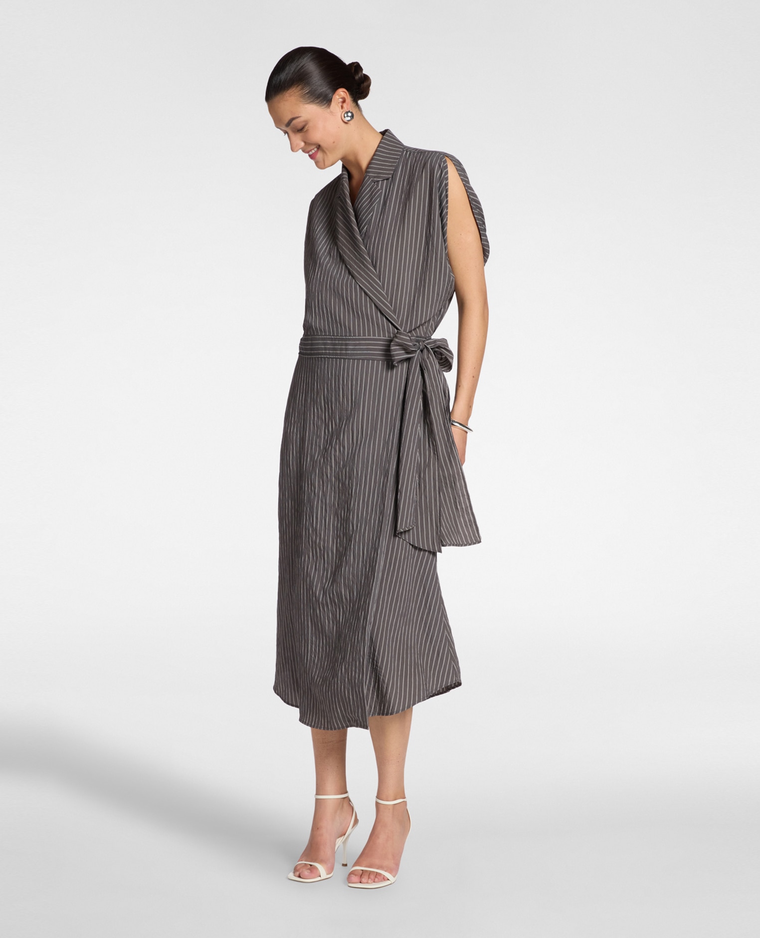 Imagen 0 de Vestido camisero de mezcla de modal a rayas largo midi con cinturón en la cintura y trabajo de drapeado Gris