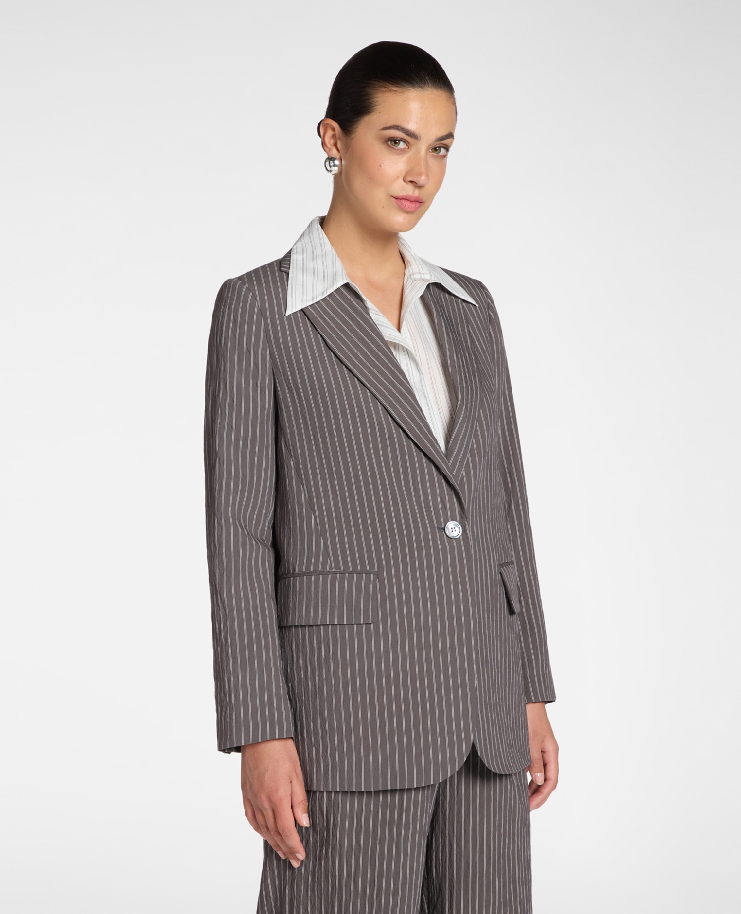 Elena Miró - Blazer de mujer de rayas diplomáticas corte recto con forro interno y cierre de un botón.
