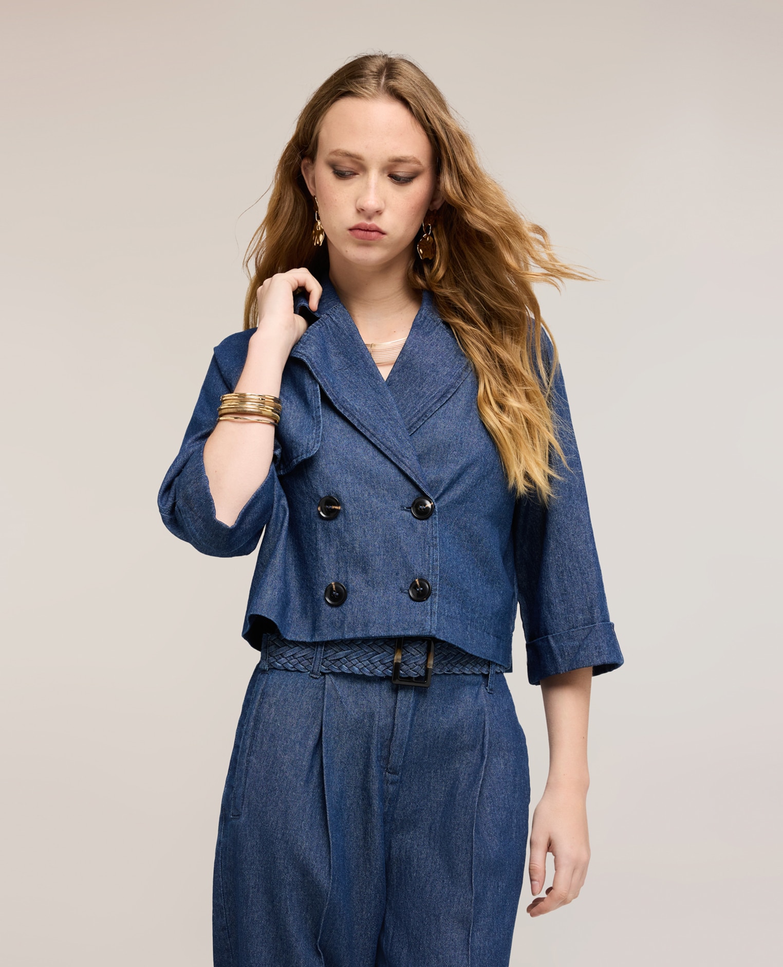 Motivi - Blazer de mujer corto de doble botonadura en chambray ajuste regular cierre cruzado con botones.