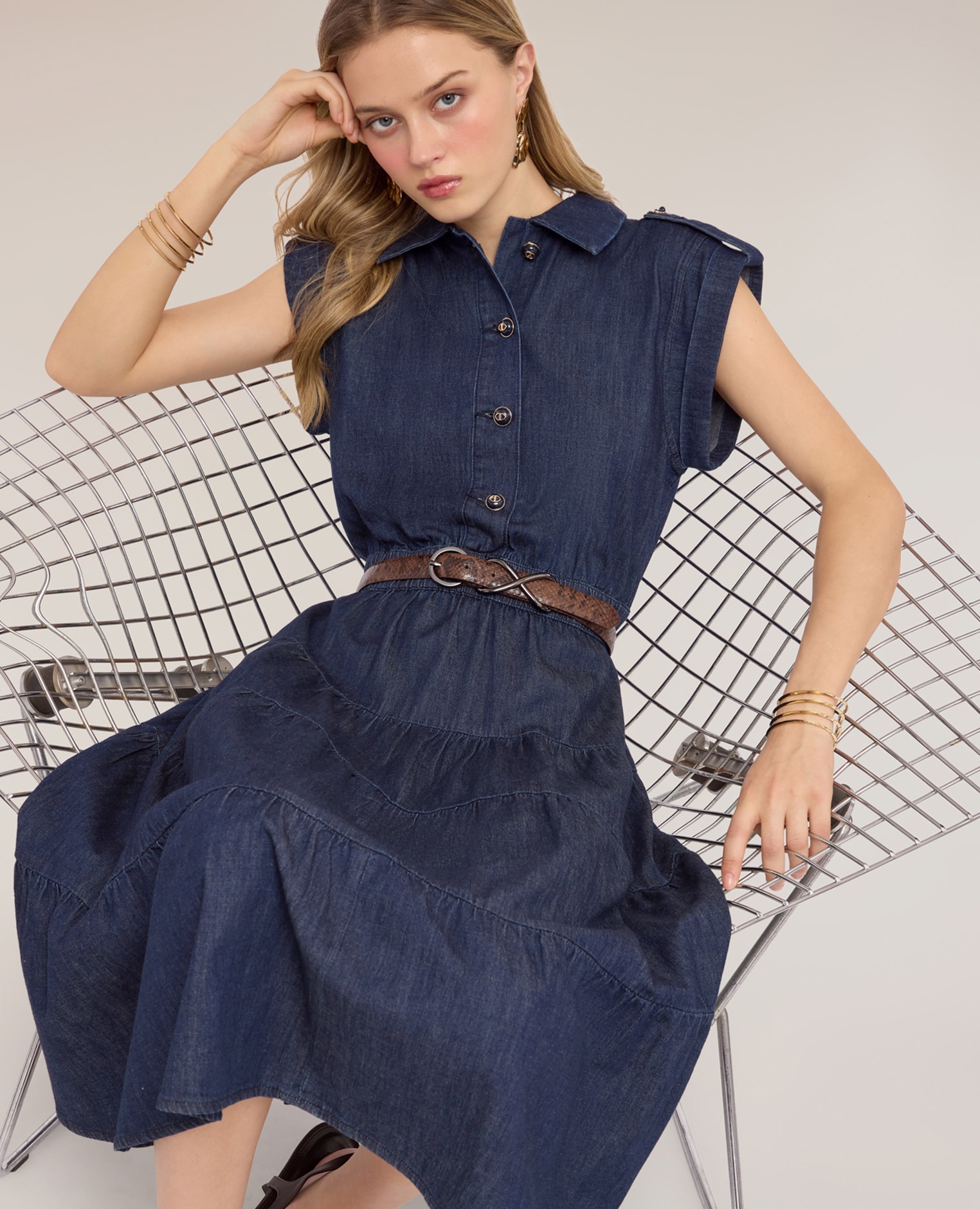 Vestido camisero de denim con falda de volantes abertura frontal con botones a la vista y cuello clásico - Motivi - Azul Azul-4
