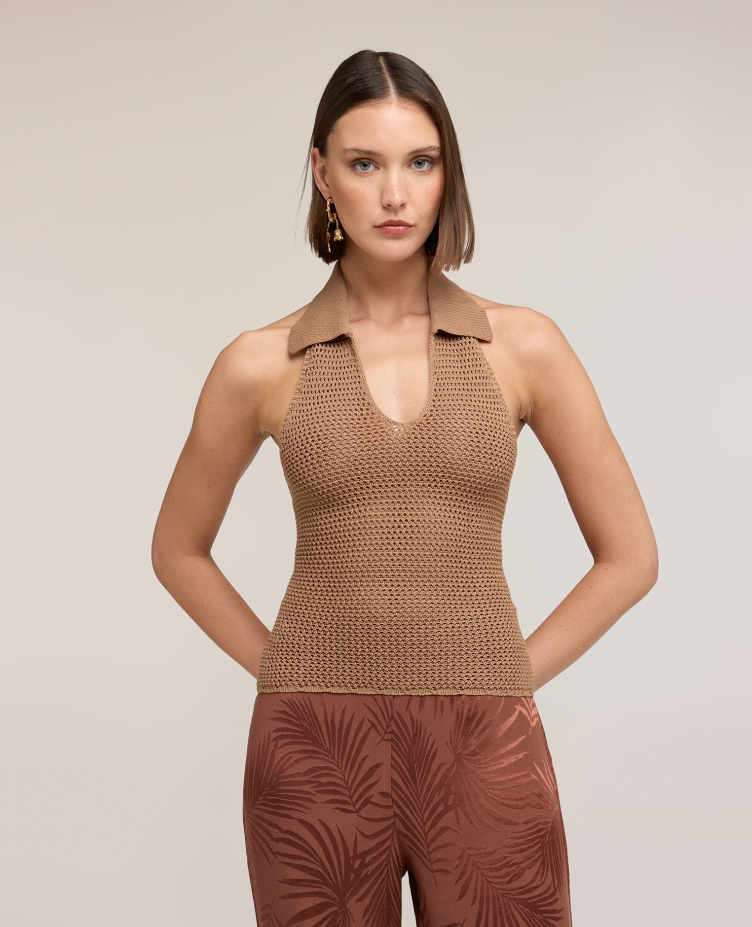 Top de mujer de punto calado con cuello escote halter con cuello - Motivi - Marrón Marrón-1