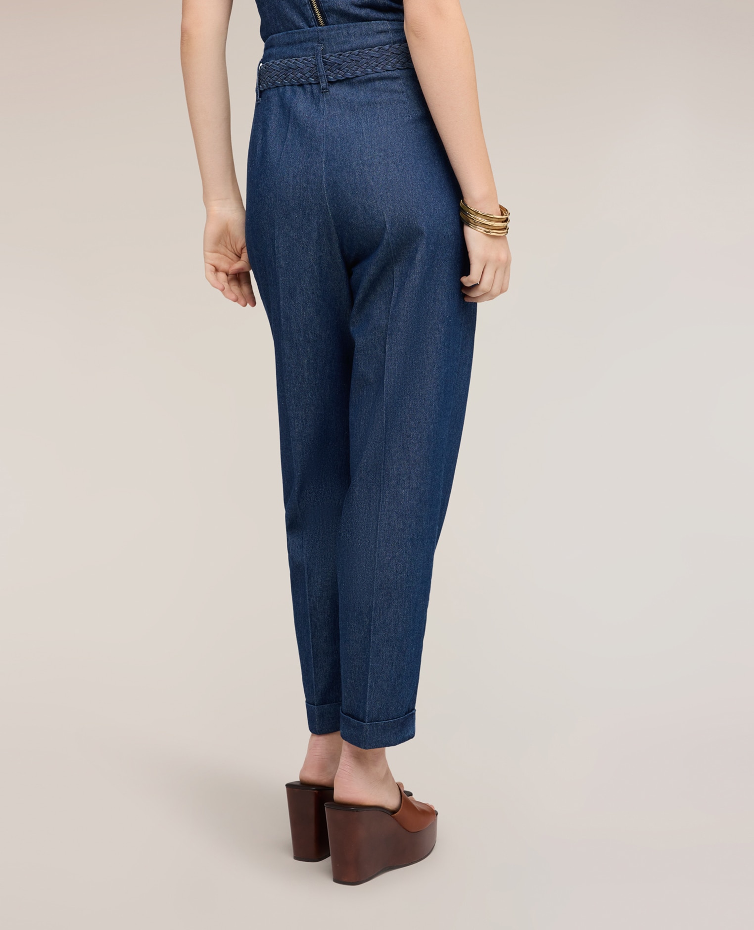 Vaqueros de mujer carrot con cinturón trenzado talle alto con cierre de cremallera cinturón trenzado con hebilla de resina - Motivi - Azul Azul-2