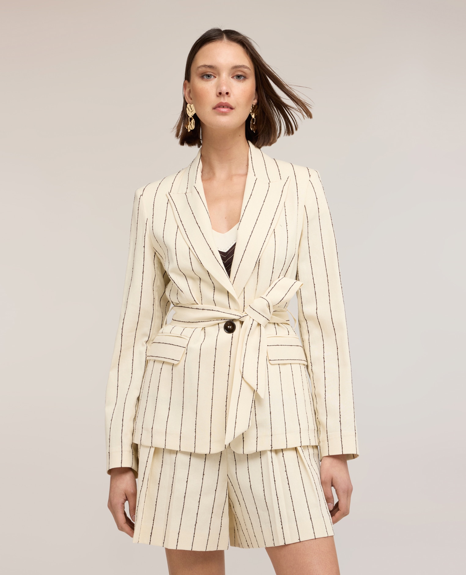 Blazer de mujer de rayas diplomáticas the tailoring lab modelo regular con cinturón en la cintura - Motivi - Beige Beige-1