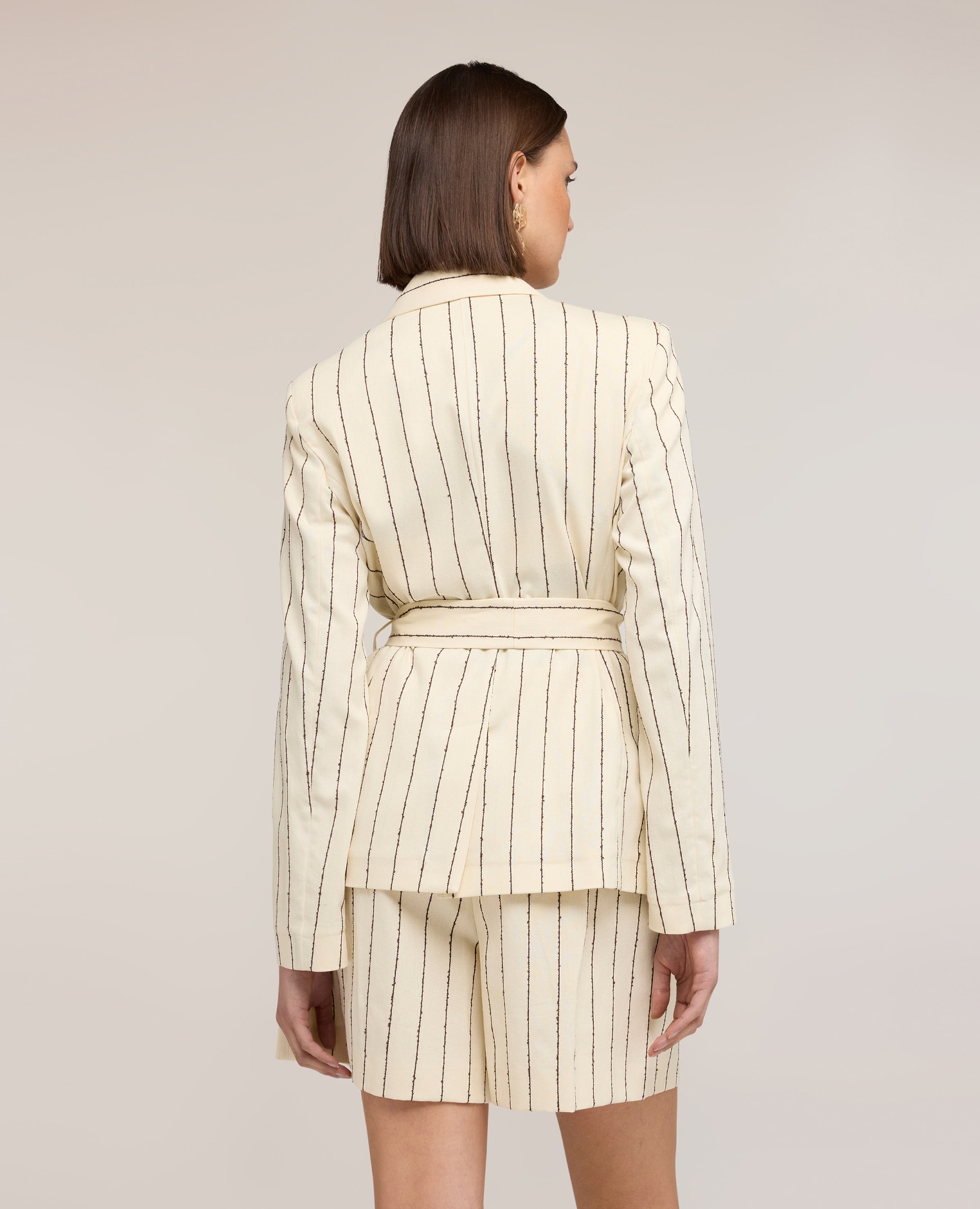 Blazer de mujer de rayas diplomáticas the tailoring lab modelo regular con cinturón en la cintura - Motivi - Beige Beige-2