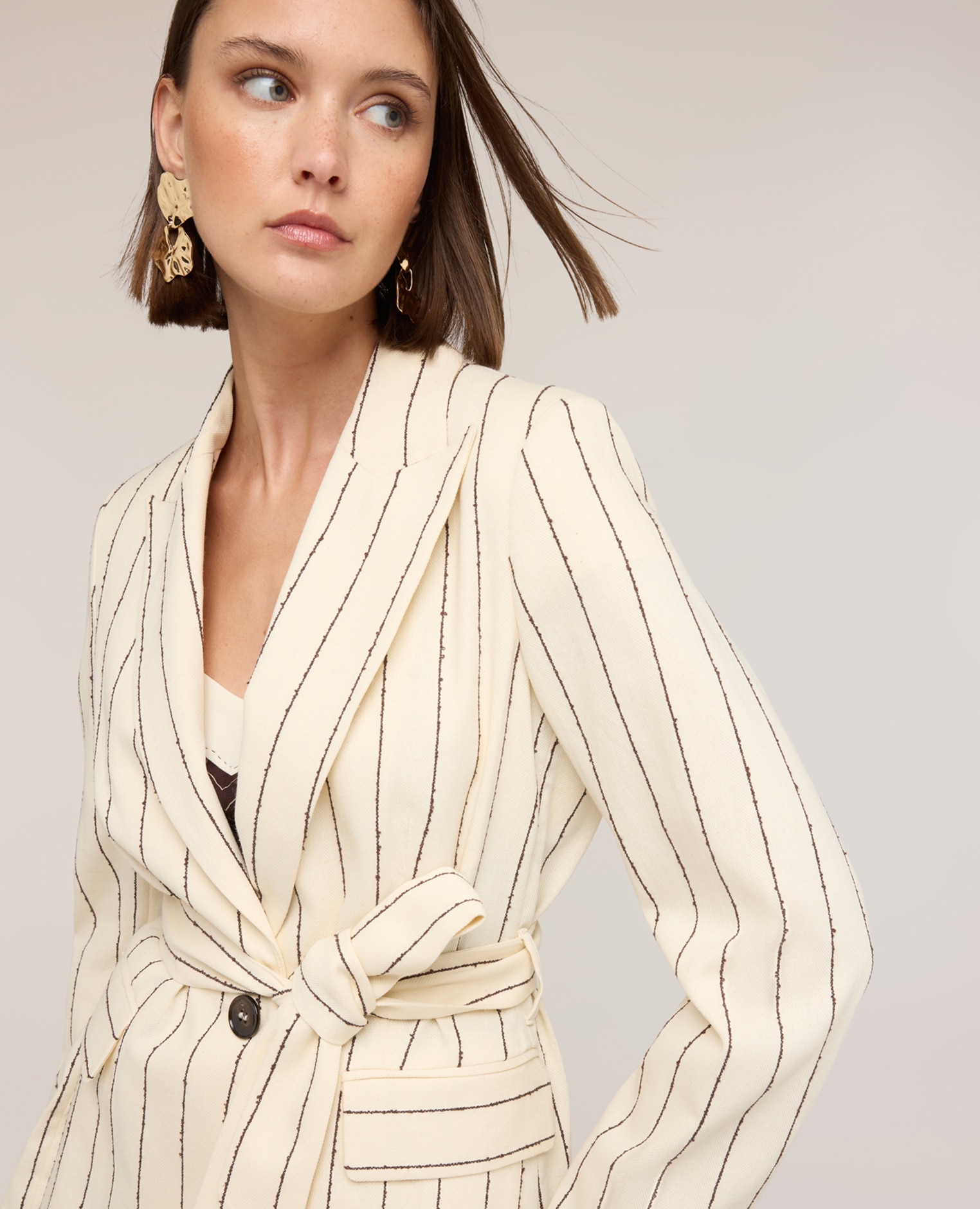 Blazer de mujer de rayas diplomáticas the tailoring lab modelo regular con cinturón en la cintura - Motivi - Beige Beige-4