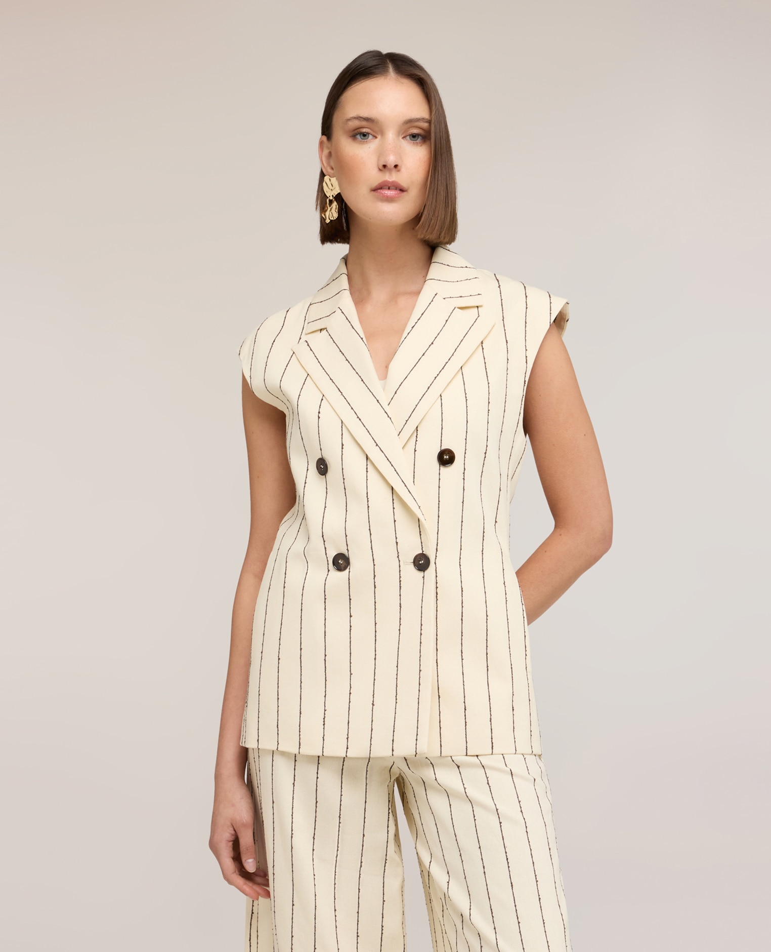 Chaleco de mujer a rayas diplomáticas the tailoring lab modelo cruzado con cierre de botones y ajuste regular - Motivi - Beige Beige-1