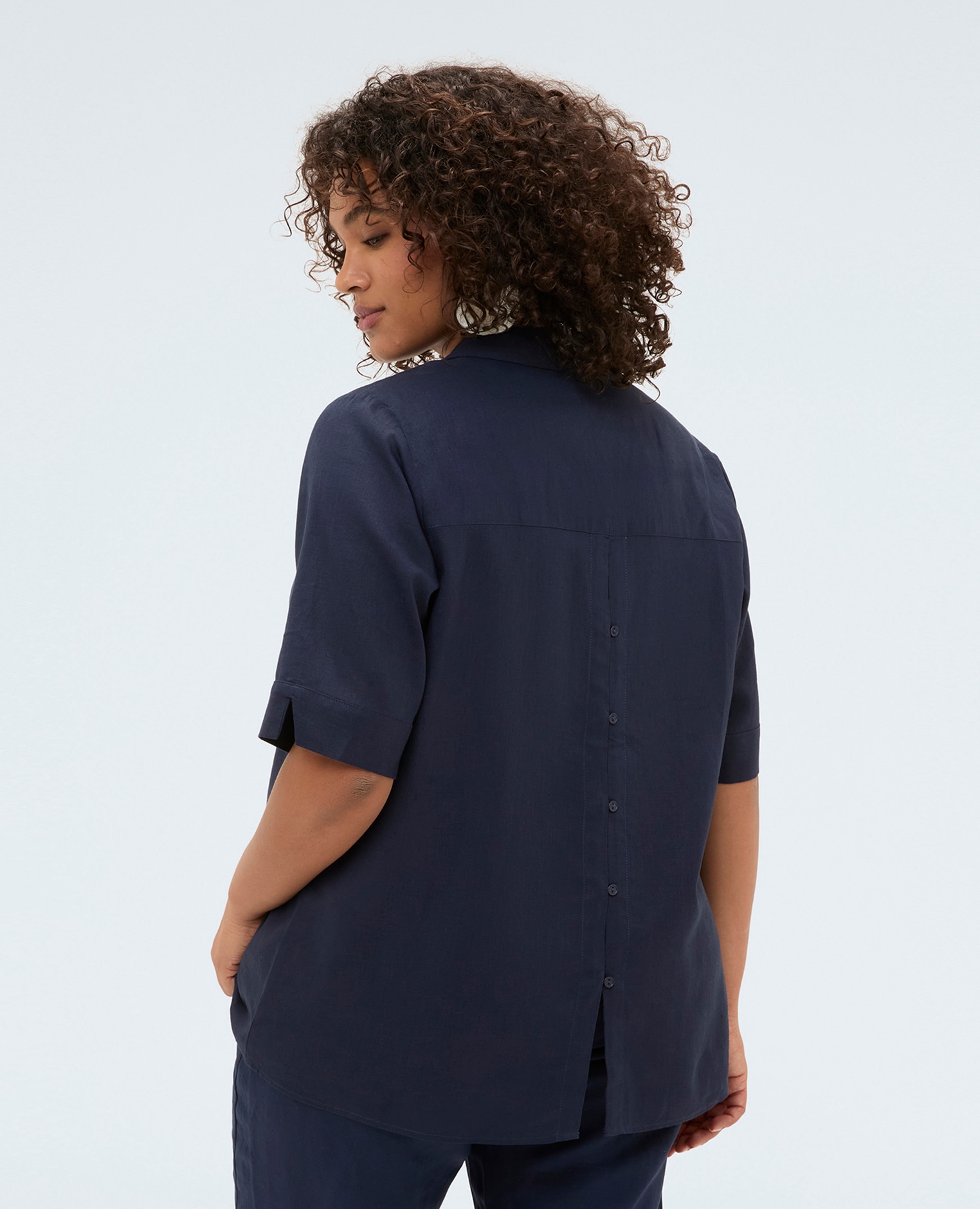 Camisa de mujer boxy en mezcla de lino y viscosa cierre con botones y abertura y botones posteriores - Fiorella Rubino - Azul Azul-2
