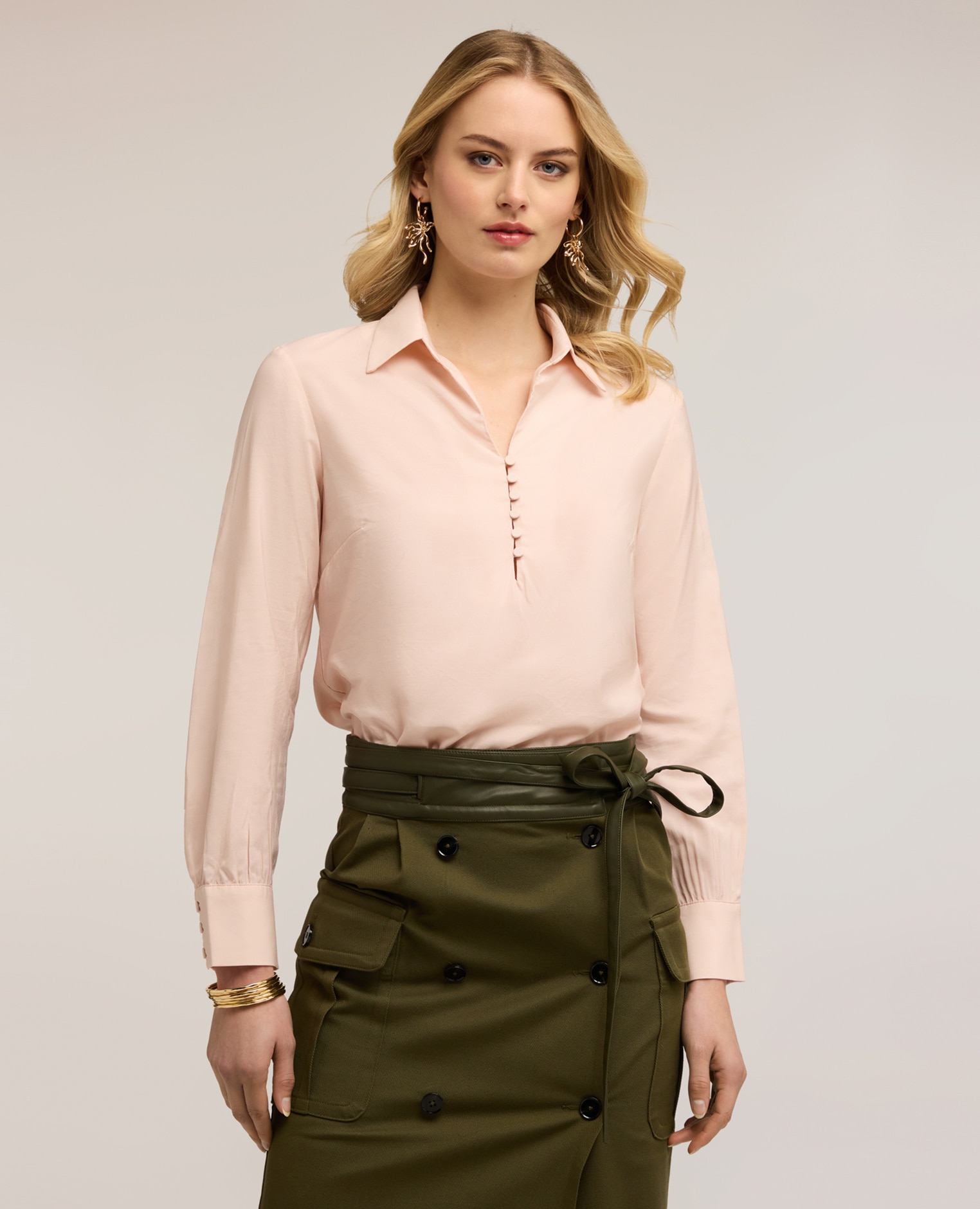 Blusa de mujer con cuello de satén apertura frontal con cuello de vela y botones forrados - Motivi - Rosa Rosa-1